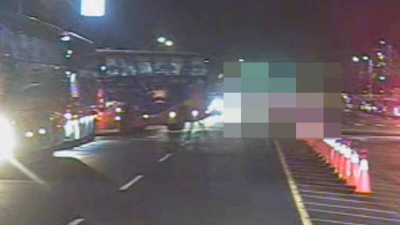 嘉義燈會昨（7日）傳出民眾跌落水溝意外。（嘉義縣消防局提供）