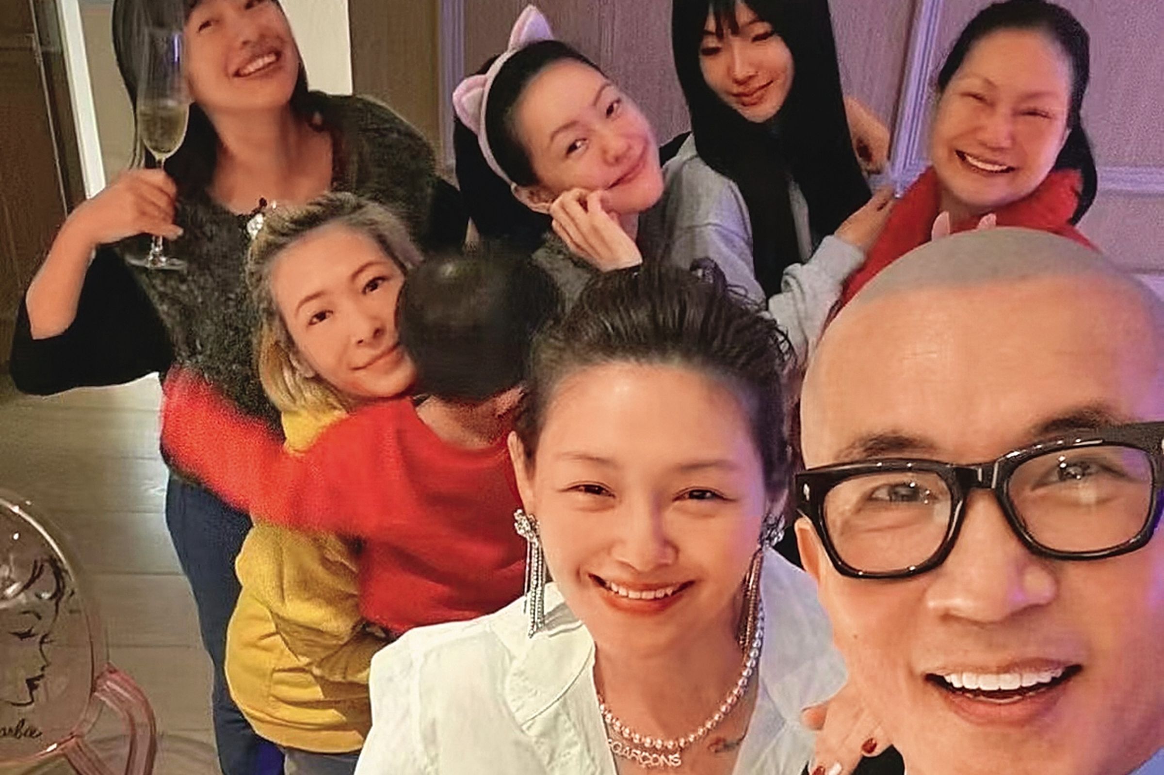 2024跨年，Makiyo（左二）到大S家聚會，也是她與大S（中）最後一次見面。（翻攝自小S徐熙娣臉書）