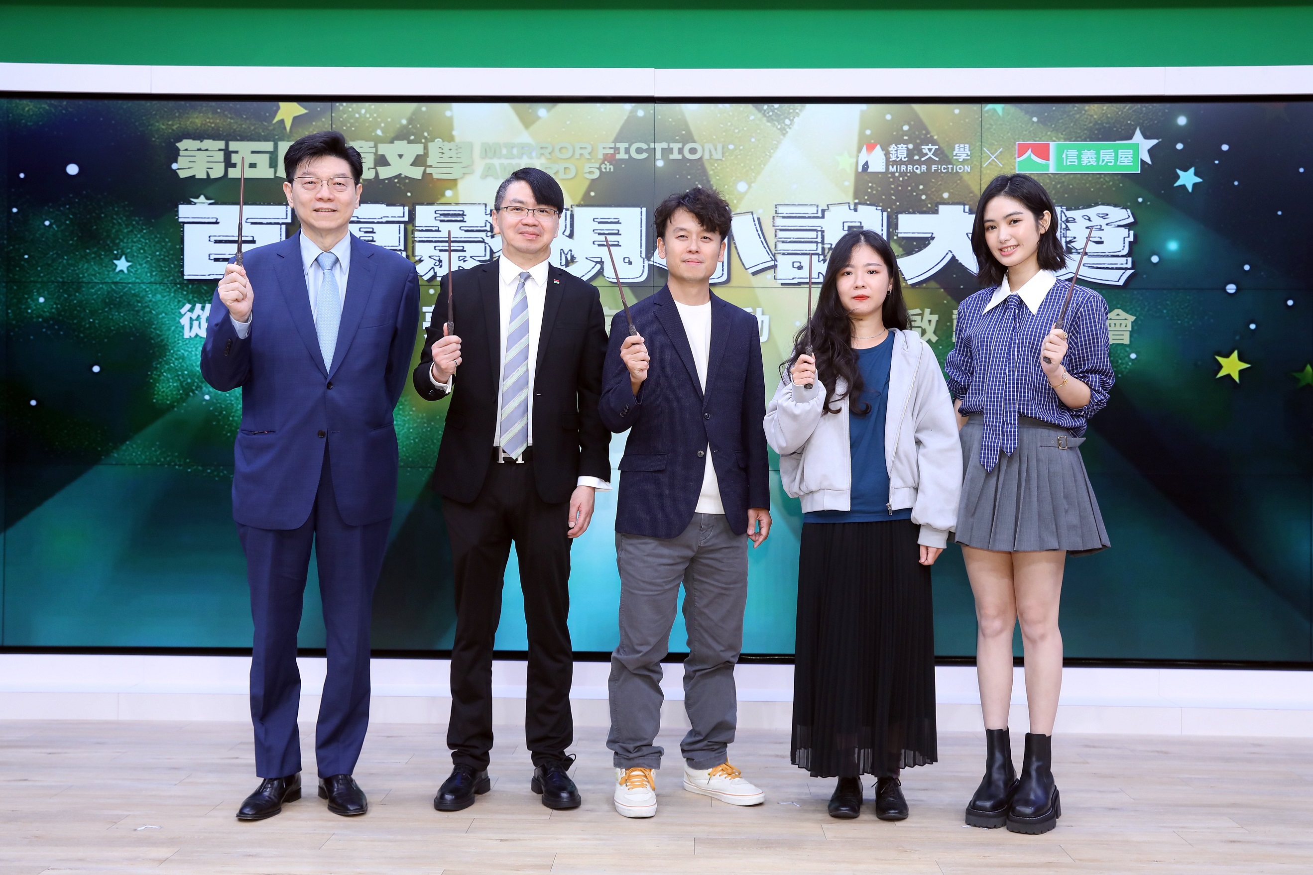 「第五屆鏡文學百萬影視小說大獎」徵件正式起跑，鏡文學董事長裴偉（左起）、信義房屋副總經理信泓浚、導演唐福睿、作家盧臆雯、演員雷嘉汭同台出席徵件記者會。（信義房屋提供）
