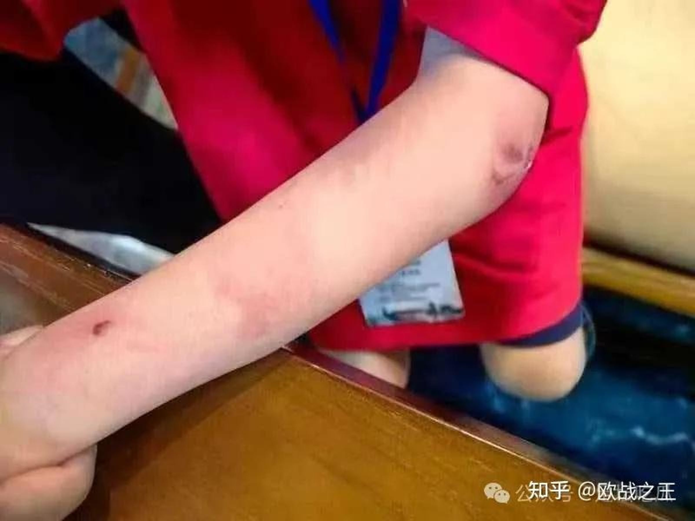 朱宏鑫疑因長期遭父親家暴，選擇跳樓輕生，震撼中國。（翻攝畫面）