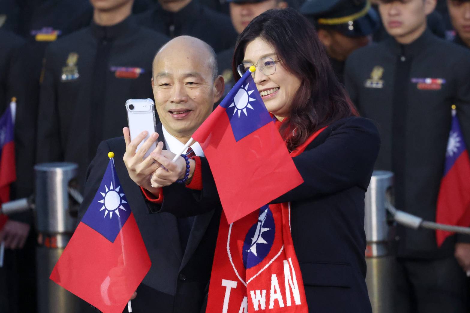 國民黨主席鄭麗文（右）與韓國瑜自拍（左）。（台北市攝影記者聯誼會提供）