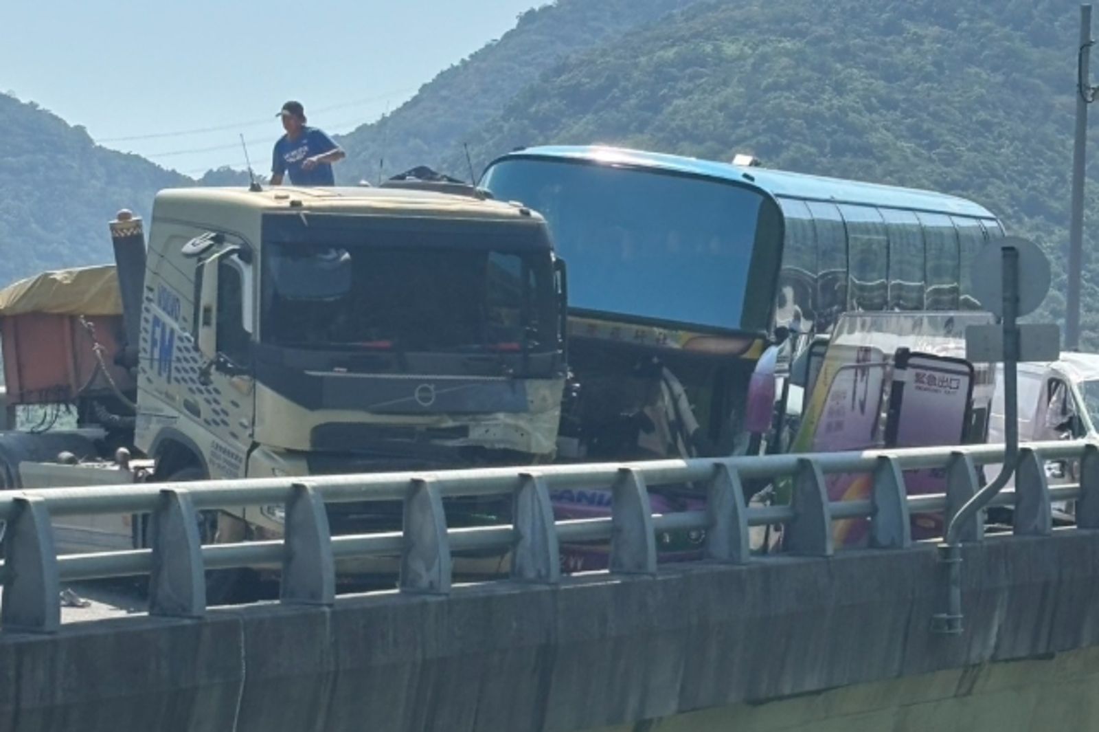 宜蘭台9線嚴重車禍!5車撞一團「小客車嚴重變形」 至少5人受傷「還有人受困」
