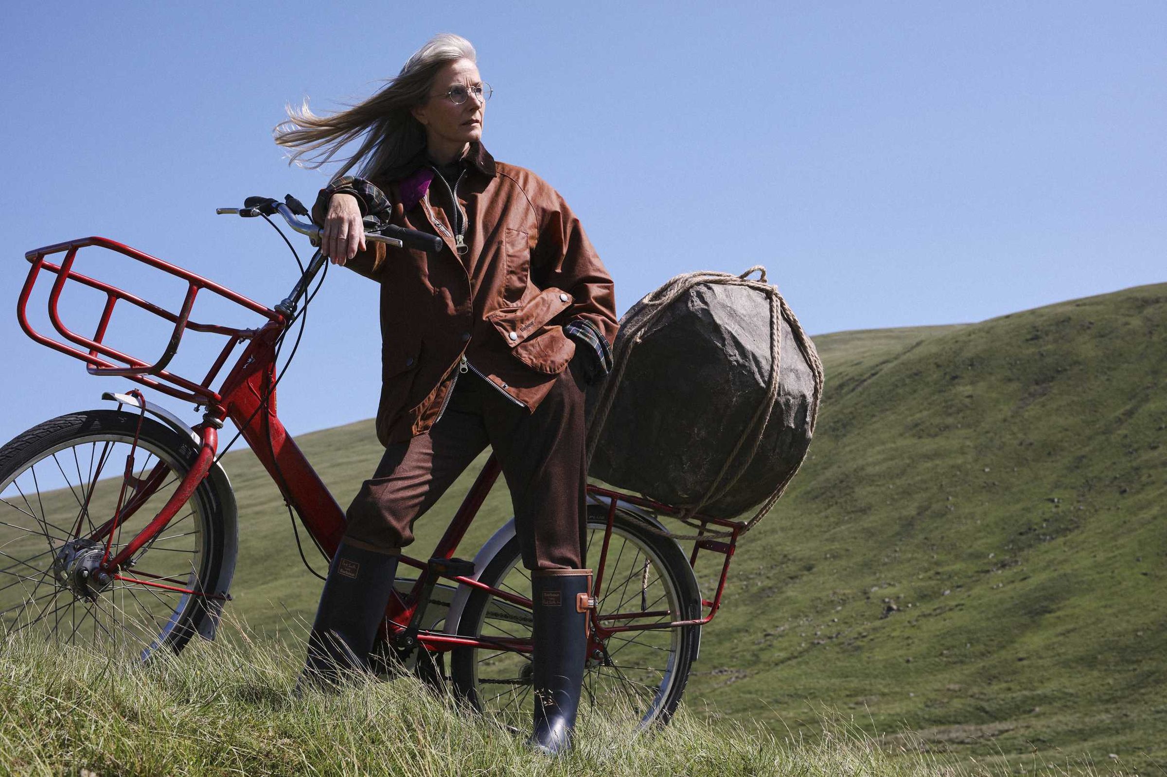 Barbour × Paul Smith聯名系列Beaufort油布外套NT$19,500、Tall Welly高筒雨靴NT$7,000。(台灣八木通商提供)