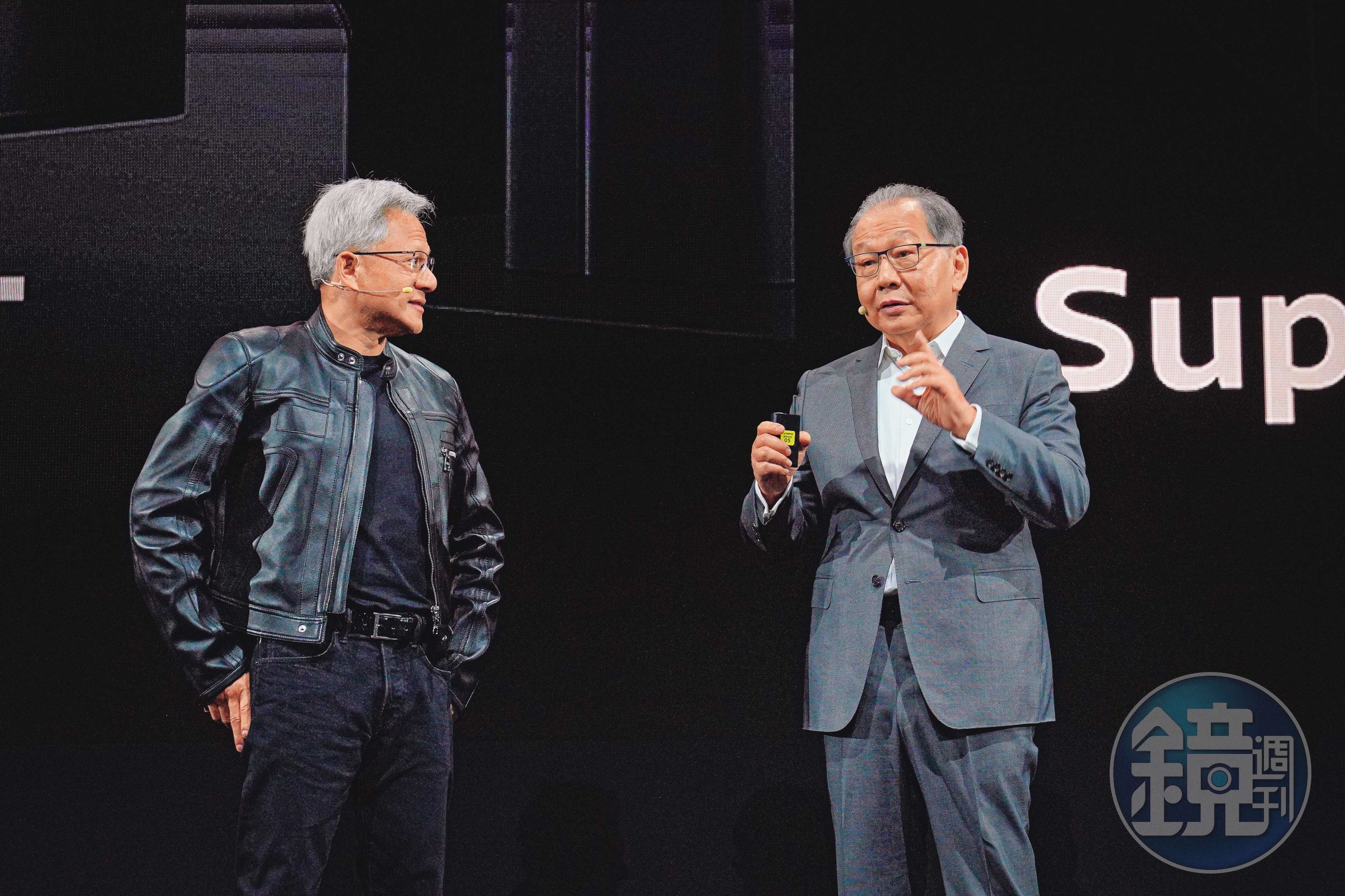聯發科發行海外可轉換公司債,其中35億美元由輝達(NVIDIA)認購。右為聯發科執行長蔡力行,左為輝達董事長黃仁勳。