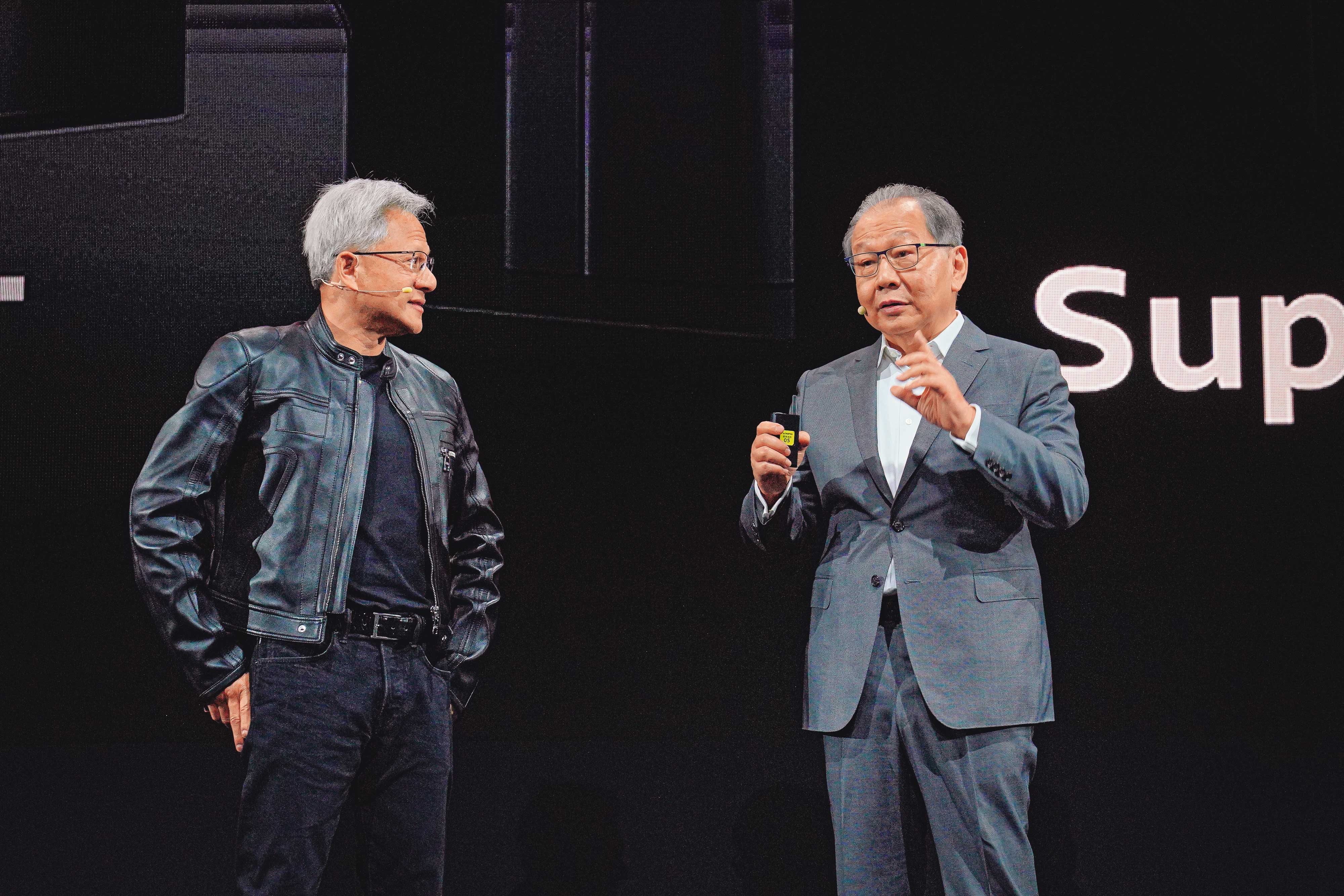 聯發科發行海外可轉換公司債，其中35億美元由輝達（NVIDIA）認購。右為聯發科執行長蔡力行，左為輝達董事長黃仁勳。