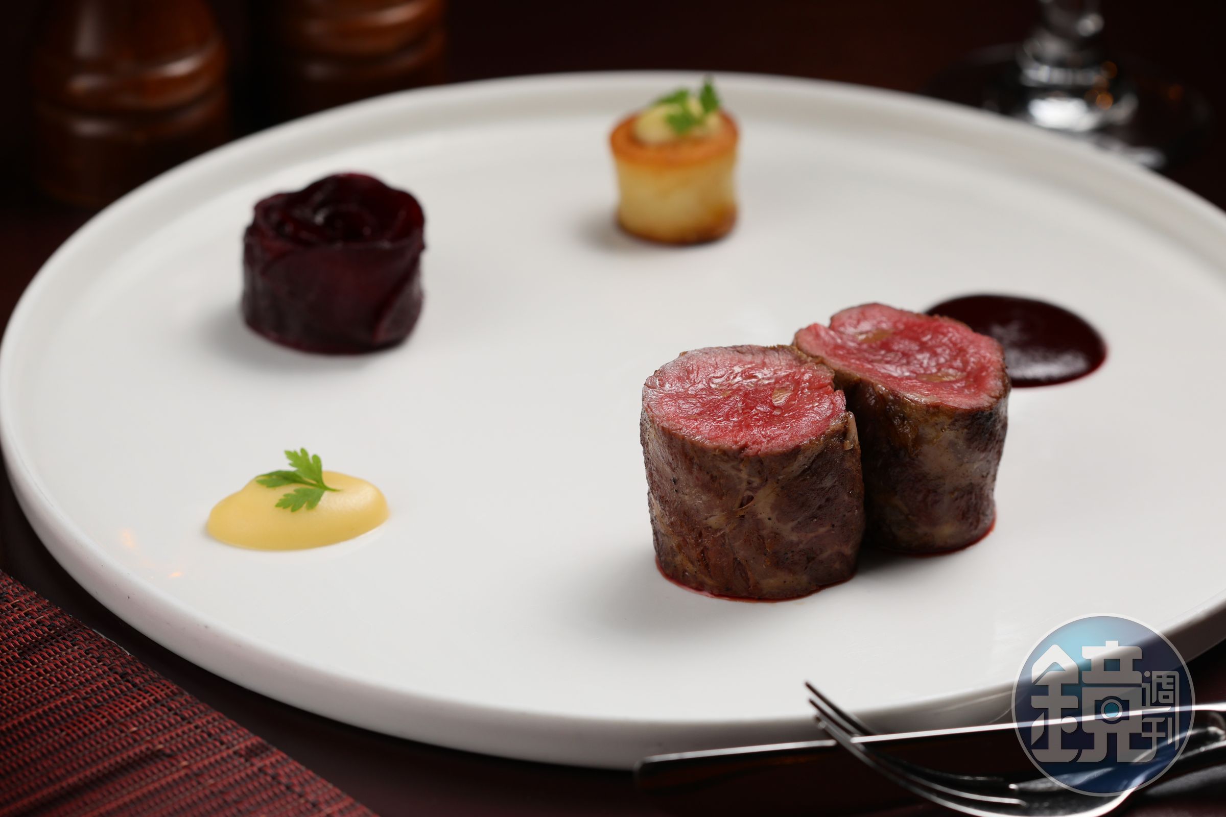 「碳烤紐西蘭鹿菲力、甜菜根醬汁」是以舒肥後的鹿肉搭配甜酸醬汁。(1,280元/份)