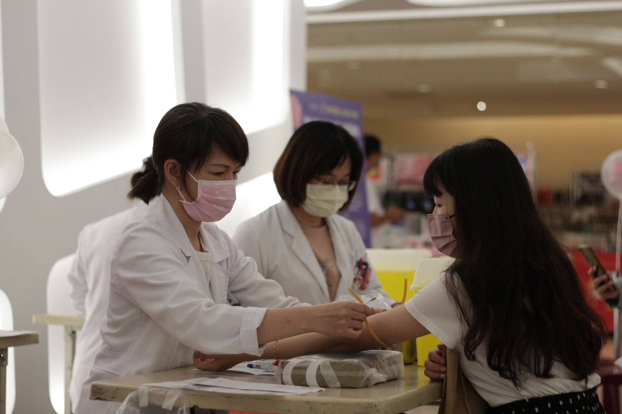 新竹市政府將於5月18日13時至15時，在SOGO百貨3樓5面電視牆前辦理免費AMH抽血活動。（新竹市政府提供）