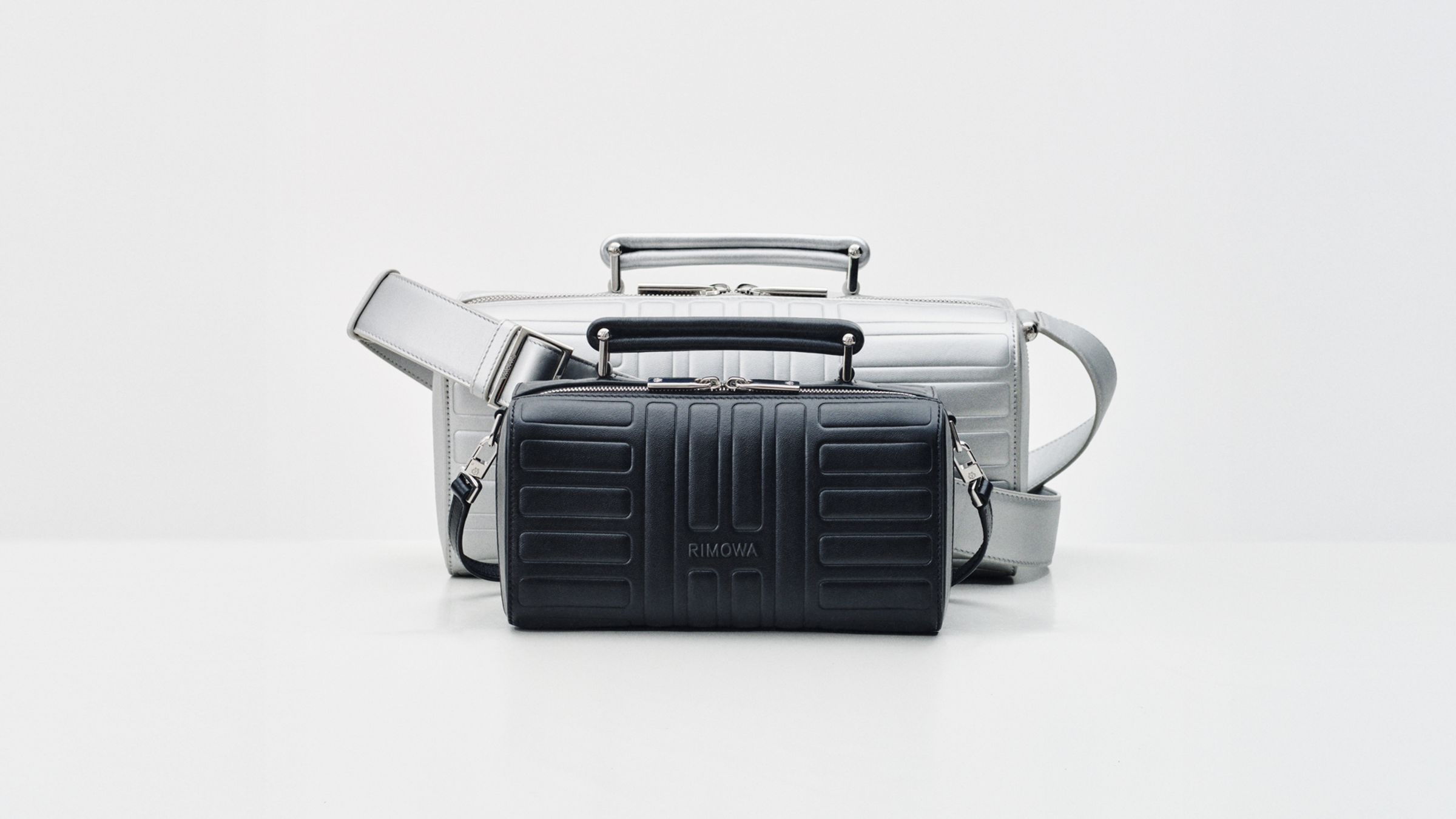 Groove系列Cross-Body Bag斜揹包有兩種尺寸。(大)NT$56,900、(小)NT$38,600(美之心提供)