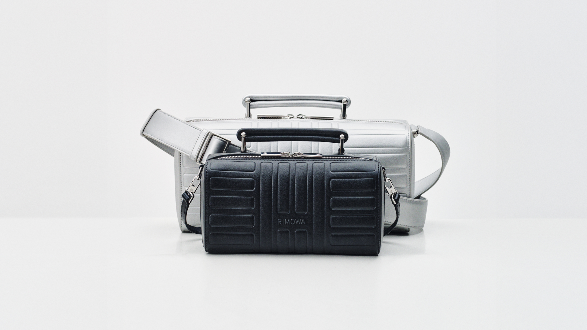 Groove系列Cross-Body Bag斜揹包有兩種尺寸。(大)NT$56,900、(小)NT$38,600(美之心提供)