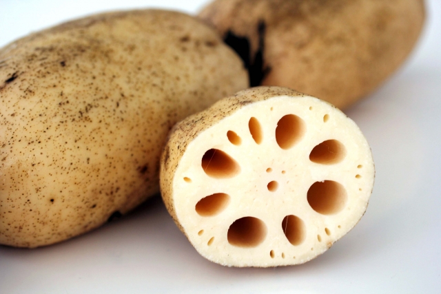 挑選蓮藕有3步驟，以藕節粗長、堅實，顏色呈黃褐色，表皮光滑藕孔空洞大者為佳。（示意圖，photoAC）