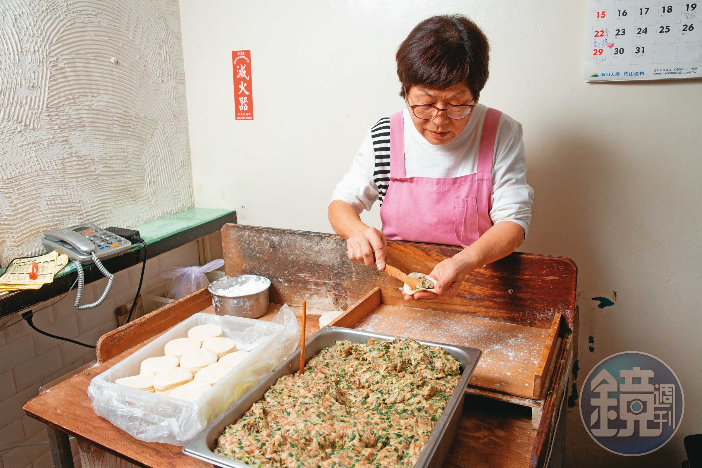 雖然朱筱勤已經74歲，但包起水餃依然俐落，3秒就能包1顆。