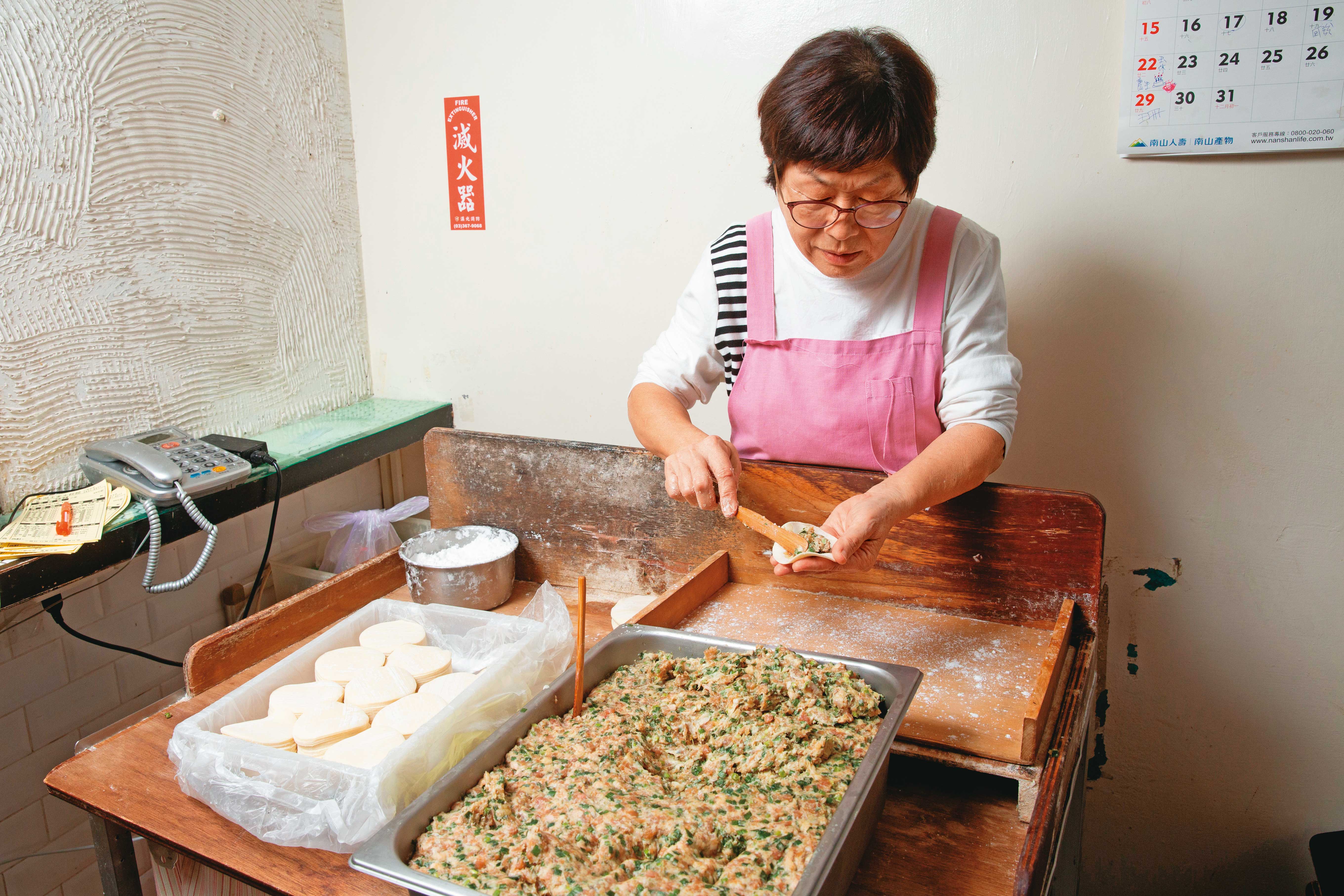 雖然朱筱勤已經74歲，但包起水餃依然俐落，3秒就能包1顆。