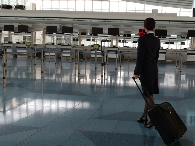 資深機長爆料多年前某立委曾在機上裝病要求空姐替他扶小弟弟，用紙杯接尿。（示意圖，photoAC）