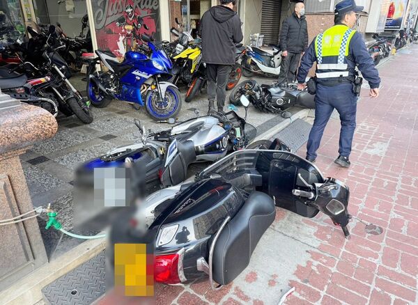 桃園市平鎮區，一名47歲賴姓男子在機車行與店員爆發口角，動手毆打店員並推倒多輛重型機車遭逮。（平鎮警方提供）