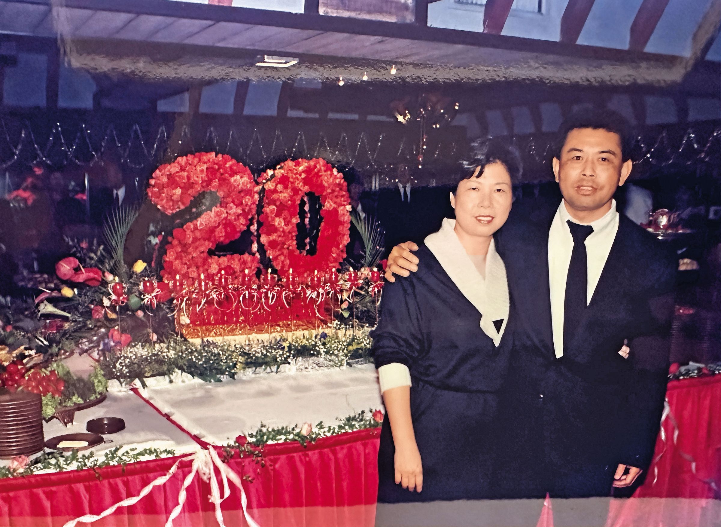 林允修與妻子林賴淑從是亞里士餐廳能屹立逾半世紀的重要奠基者。圖為20週年慶祝會。（亞里士餐廳提供）