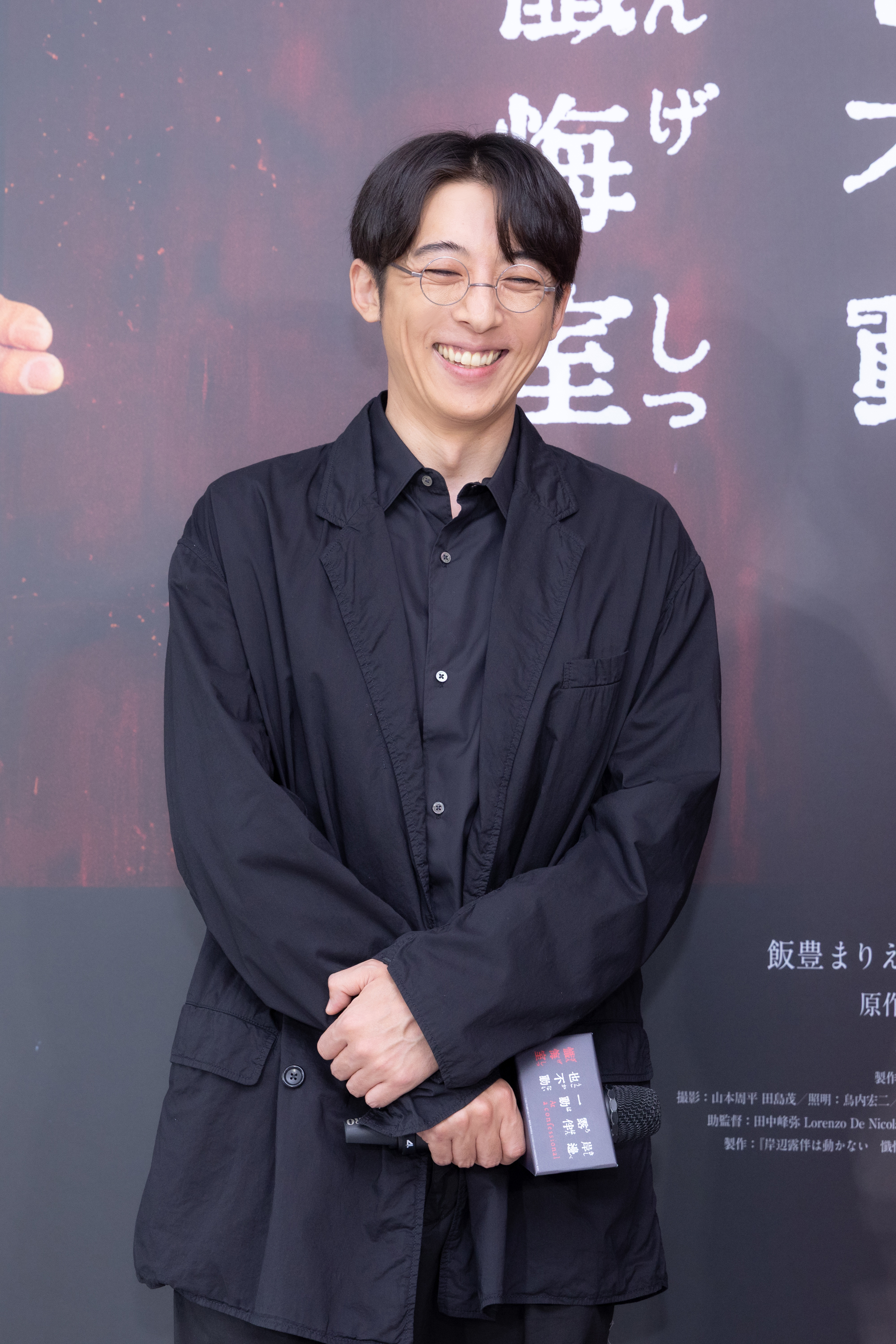 高橋一生戴眼鏡的造型迷倒一票粉絲，他現場透露：「眼鏡有度數，還防紫外線。」