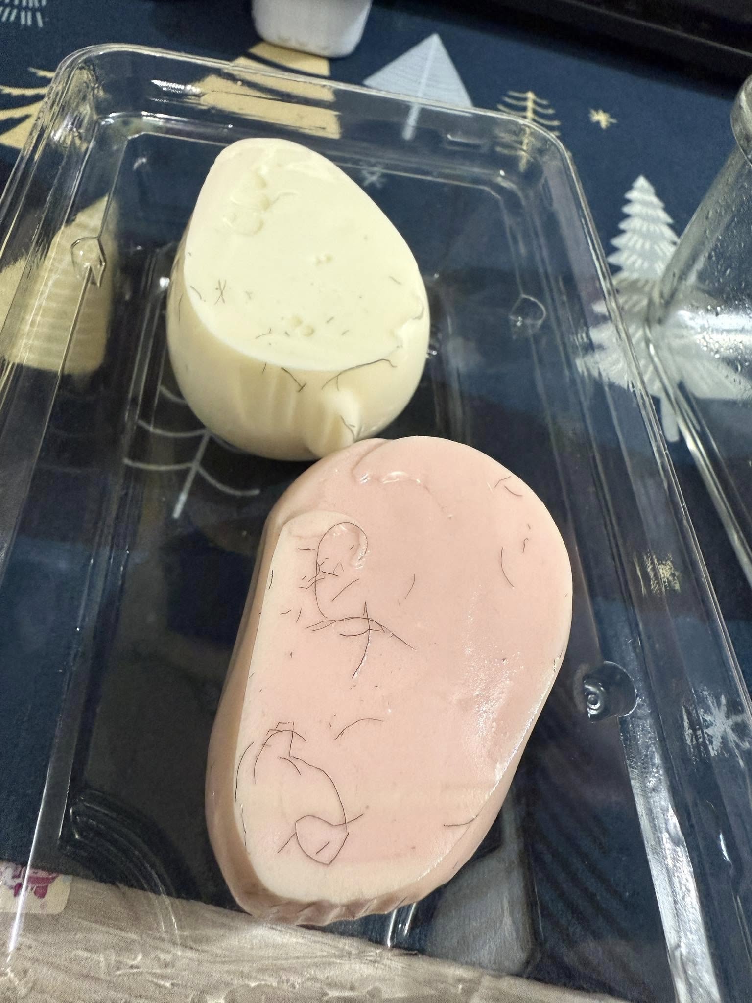 民眾日前在鎮瀾宮附近的攤商購買兔子布丁，卻發現底部都是不明毛髮。（翻攝臉書「爆料公社」）