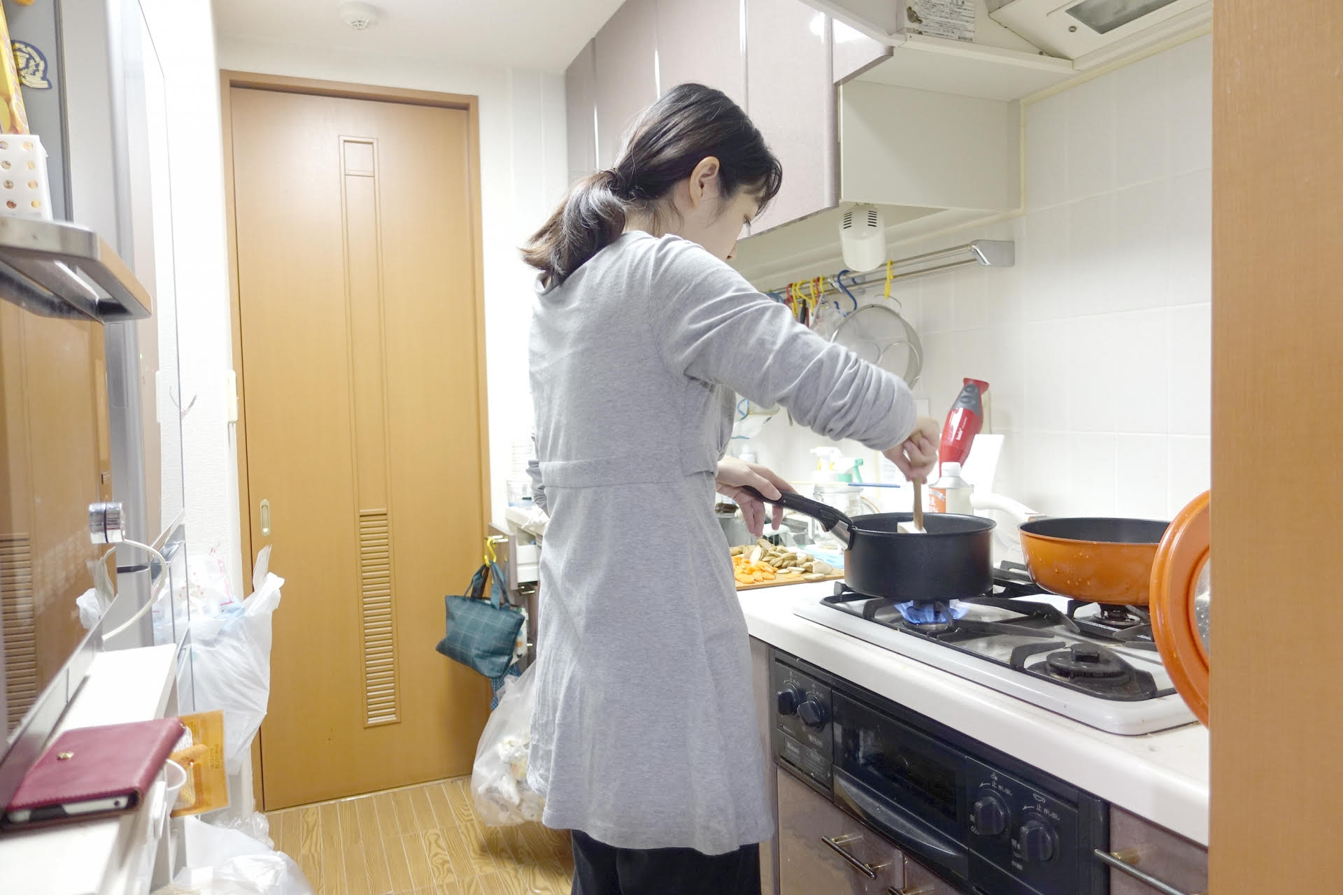 一名職業婦女因沒有回家煮飯，被婆婆嫌棄「很不孝」。（示意圖，photoAC）