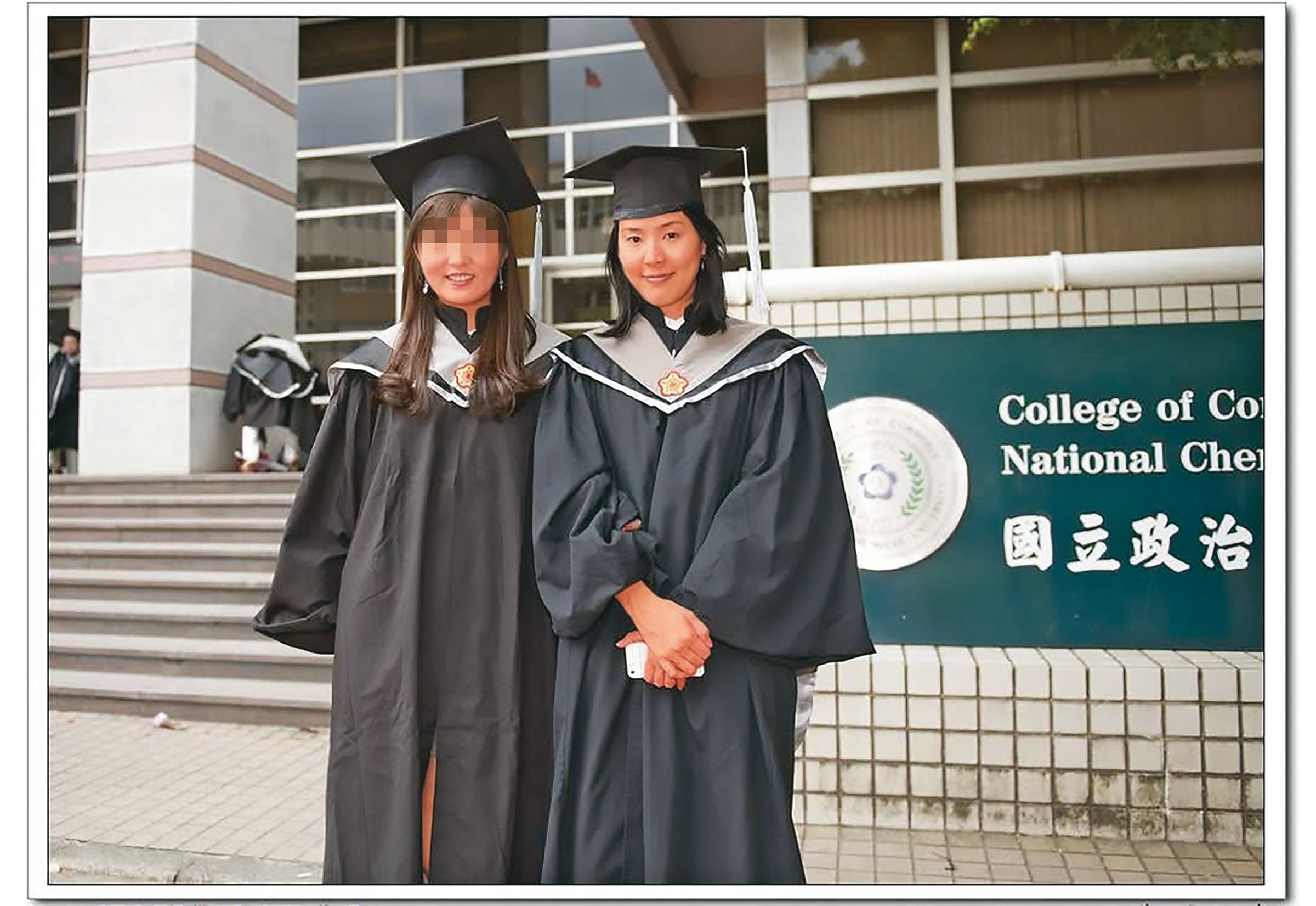 孫正華(右)曾攻讀政治大學EMBA文化創意組。(翻攝自莊翰祥臉書)