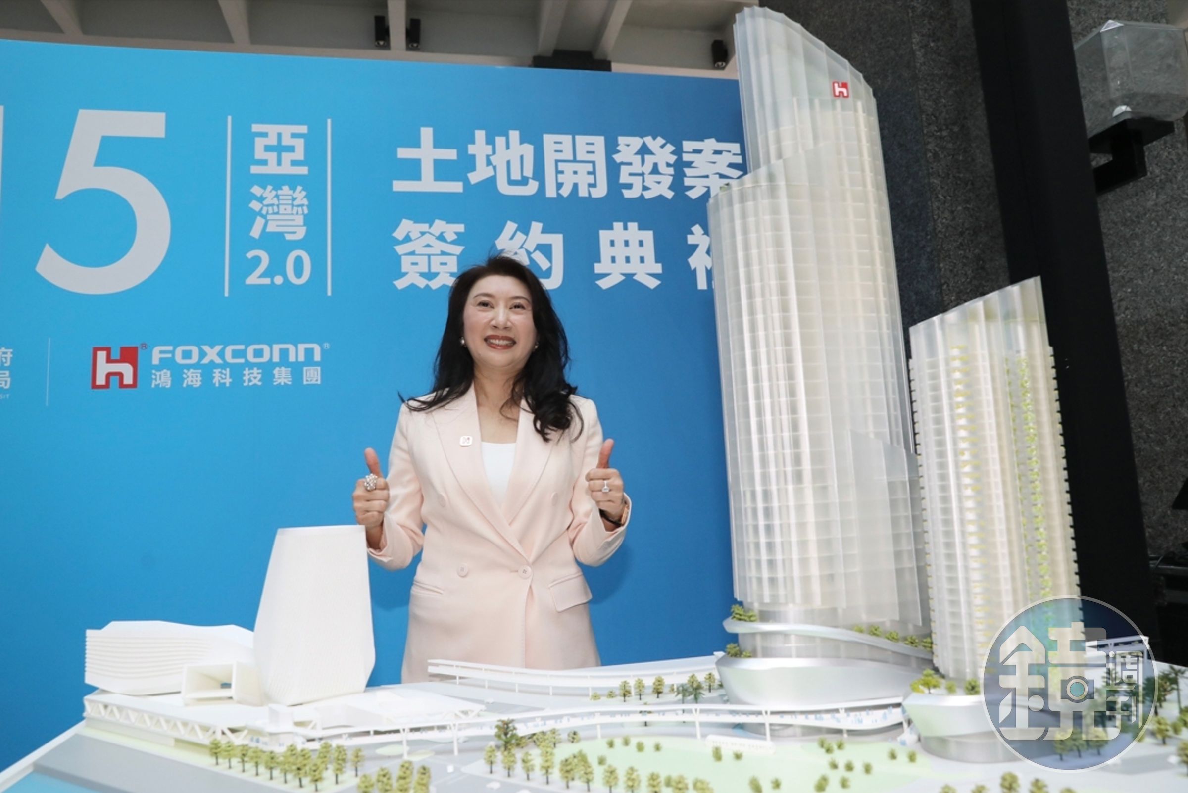 鴻海集團輪值CEO楊秋瑾今(12)日現身高雄代表簽署捷運Y15聯開案,會後接受媒體訪問。
