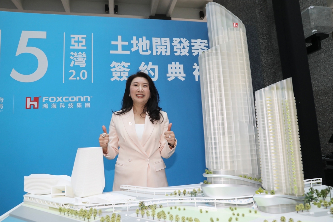 鴻海集團輪值CEO楊秋瑾今（12）日現身高雄代表簽署捷運Y15聯開案，會後接受媒體訪問。