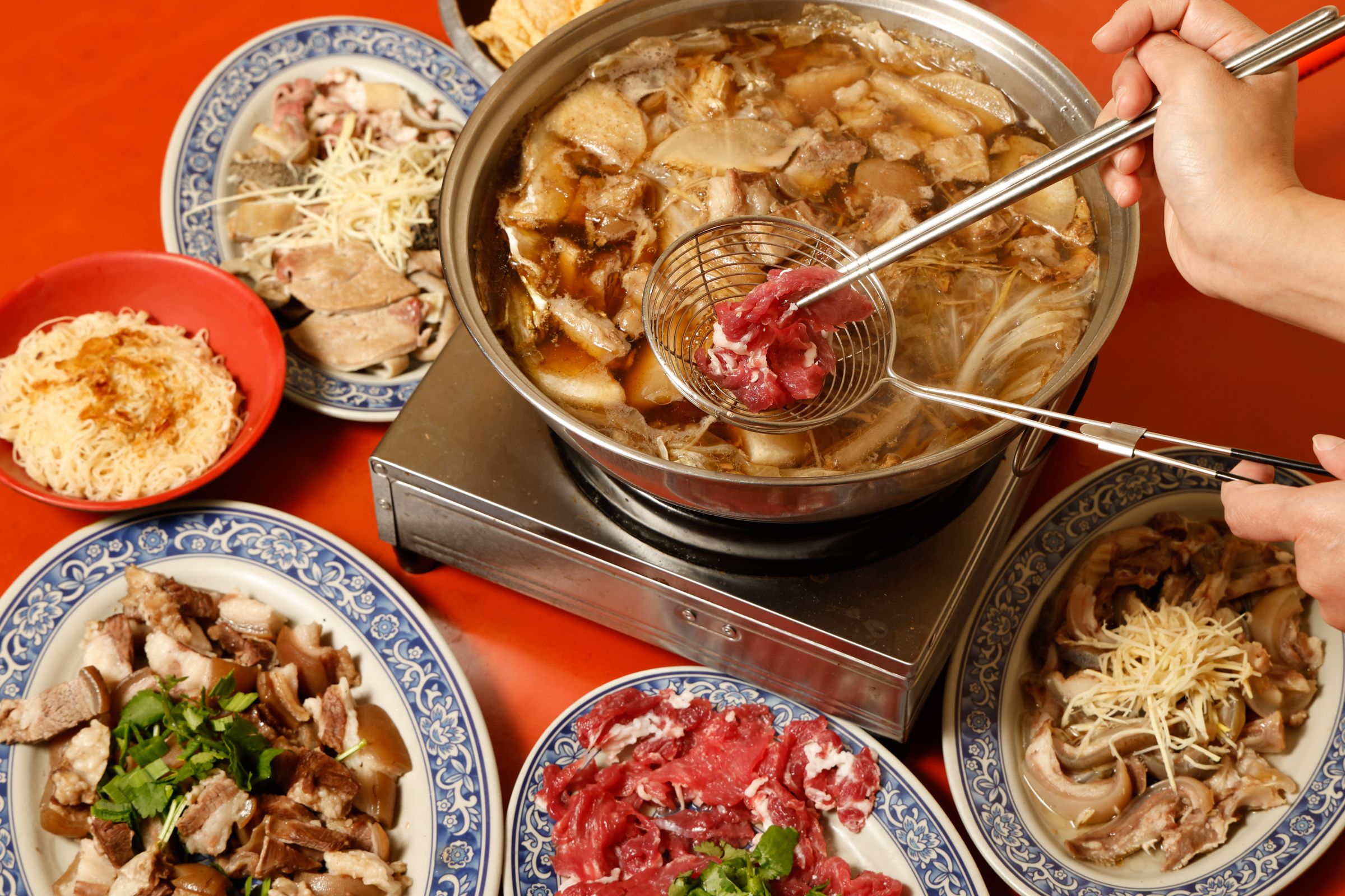 熱氣蒸騰的羊肉鍋上桌,令人食指大動。(攝影/杭大鵬)