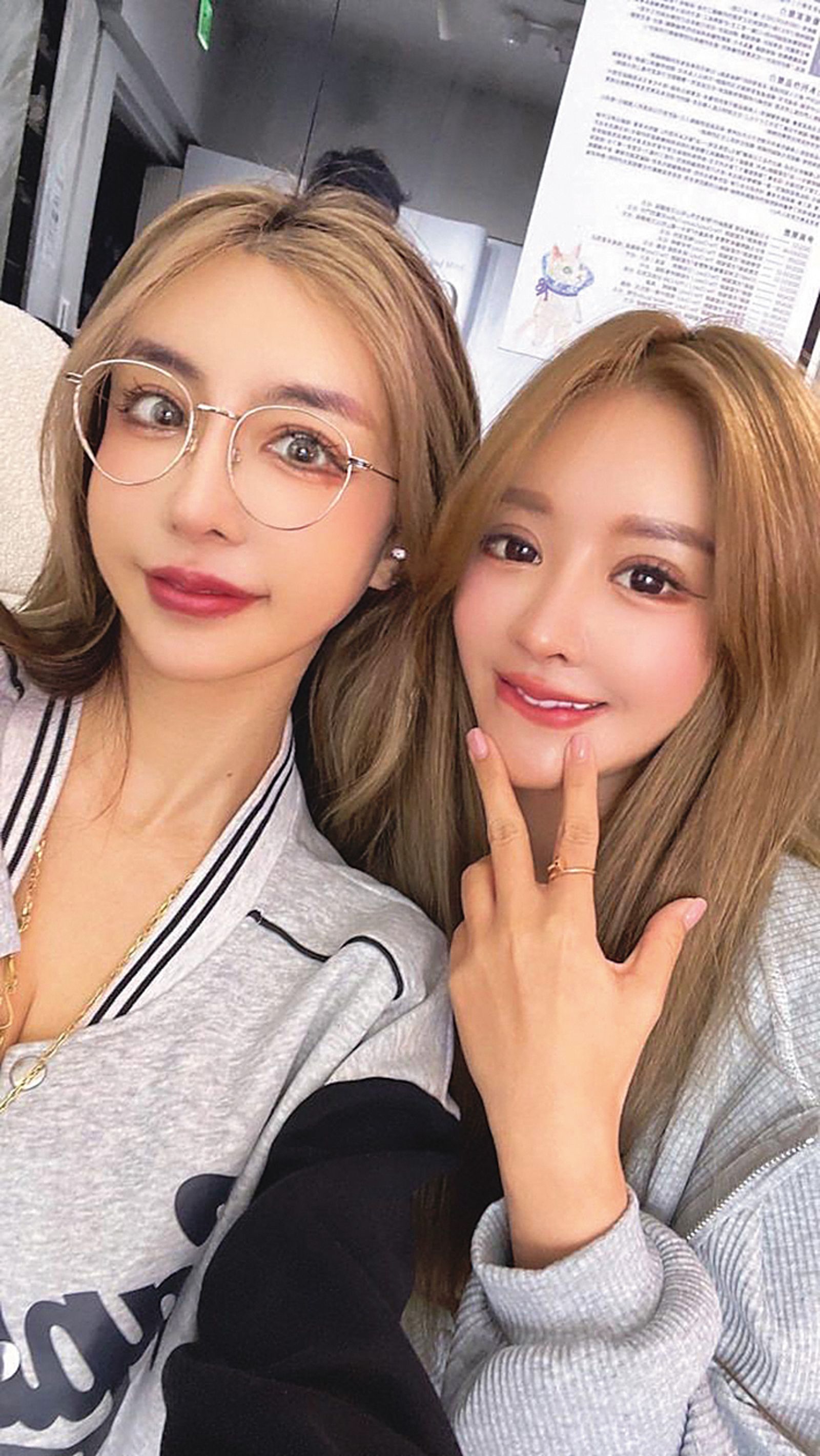 雪碧（左）和已故的網紅謝侑芯（右）是閨密，她至今對黃明志仍相當不能諒解。（翻攝自雪碧臉書）