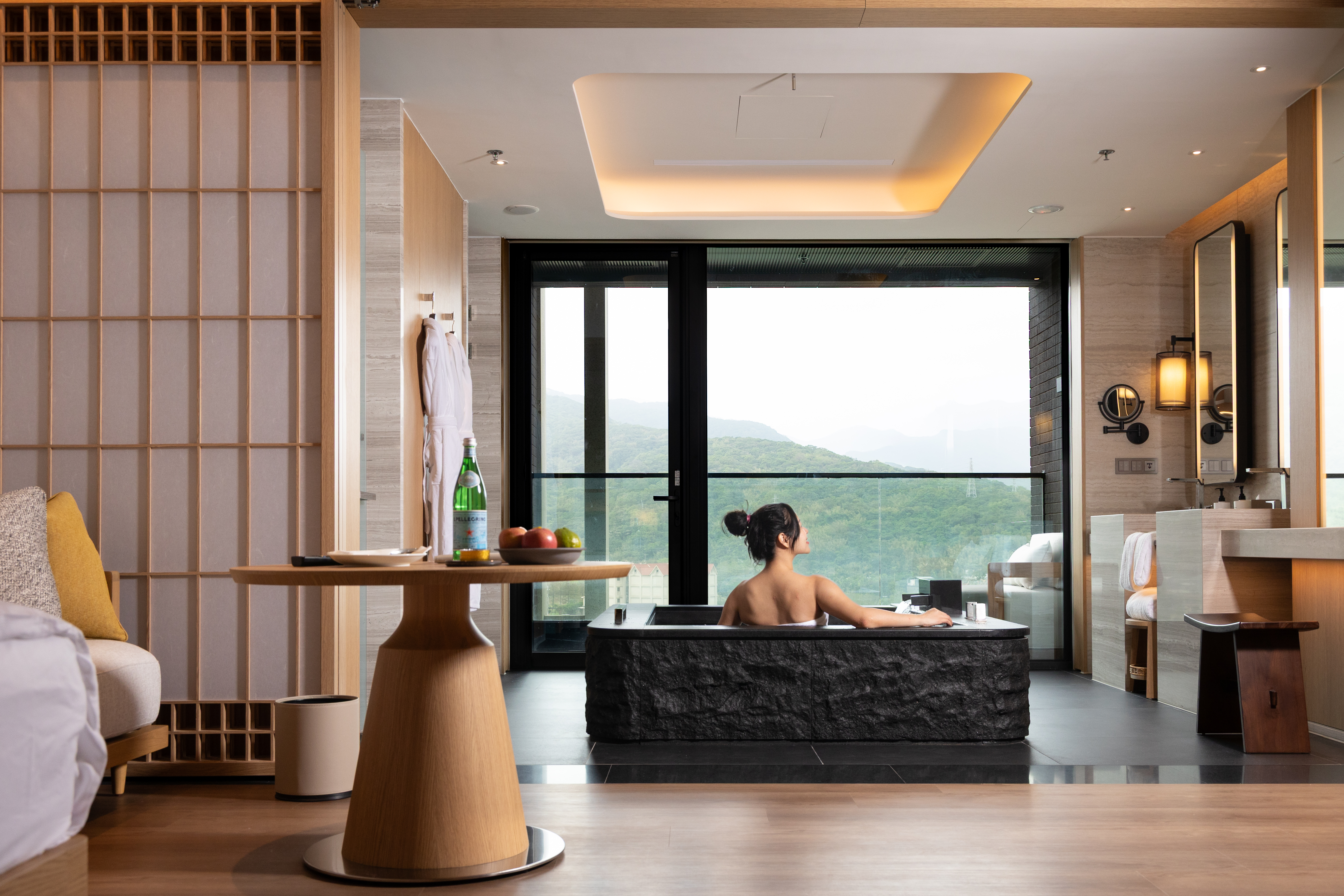 2025年11月新開幕的「新北北海溫泉洲際酒店」全館有211間客房，房內皆配有獨立湯池，泉池面積超寬敞，可以舒適賞景。