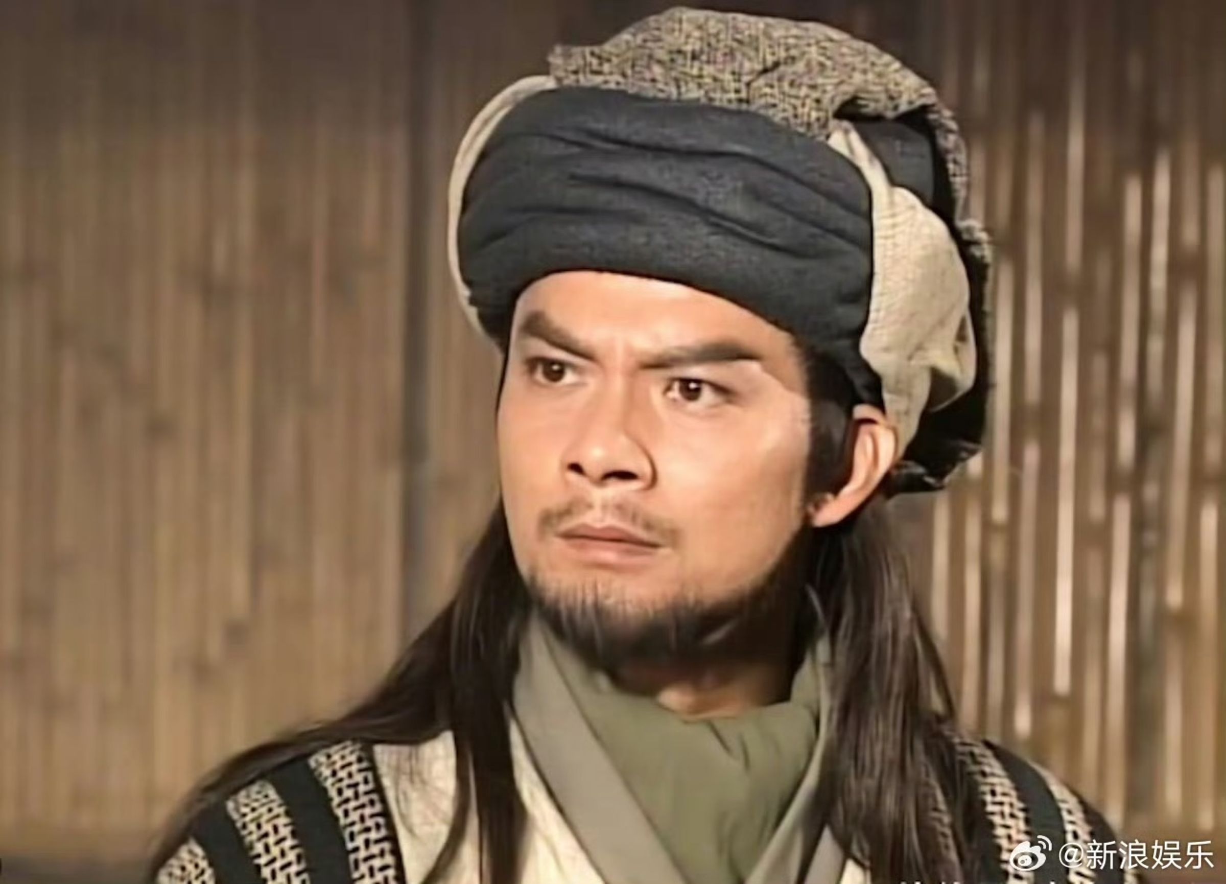 黃日華飾演的「喬峰」與「郭靖」等經典角色，是港劇武俠作品的代表性人物之一。（翻攝自微博新浪娛樂）