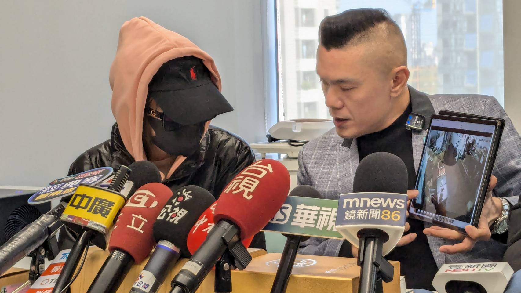 林女說蕭員一離開，她便打電話向父親求救崩潰大哭。