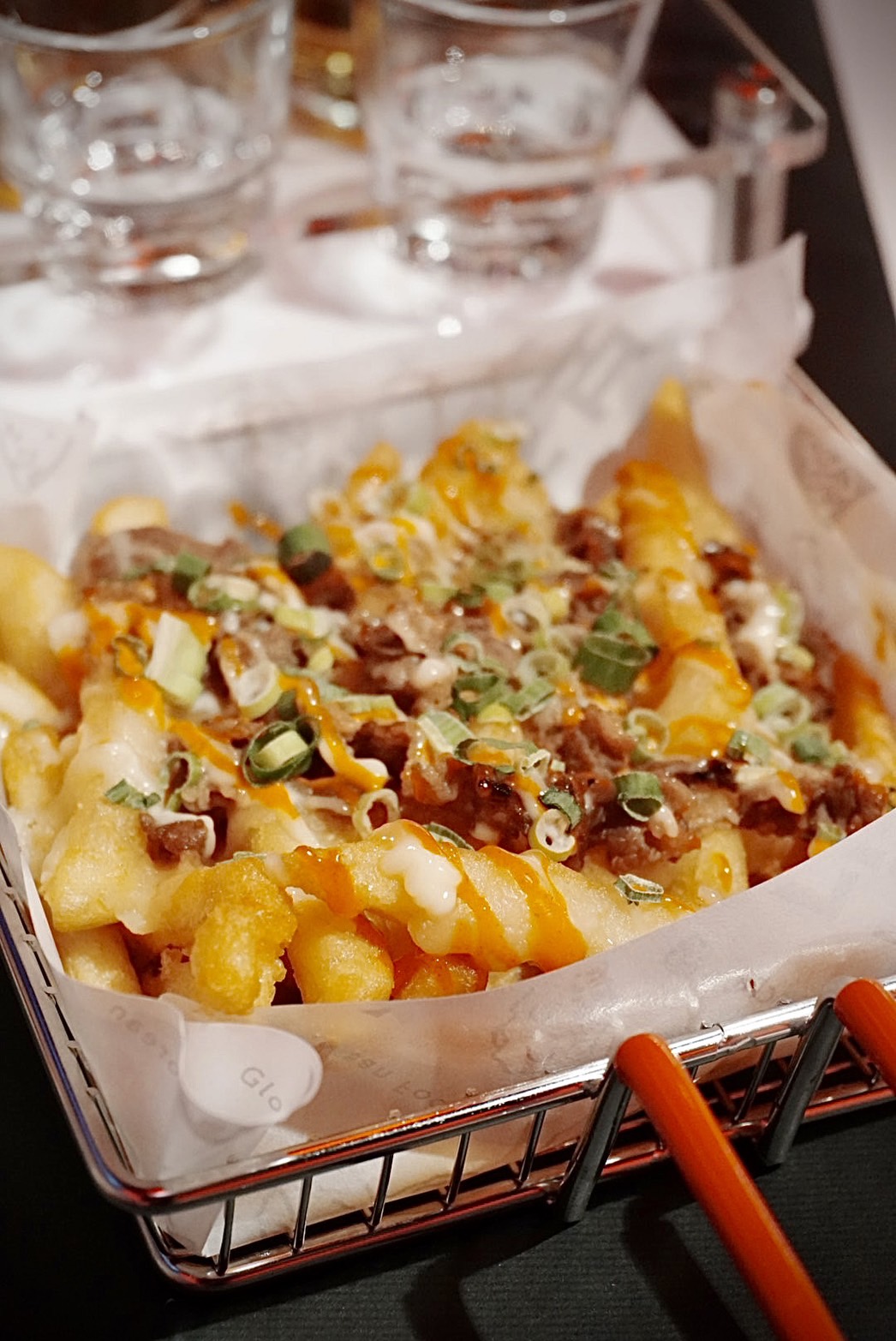「牛肉起司薯條」在剛炸好的脆薯上淋上特製的牛肉起司醬，罪惡但爽快。（109元／份）