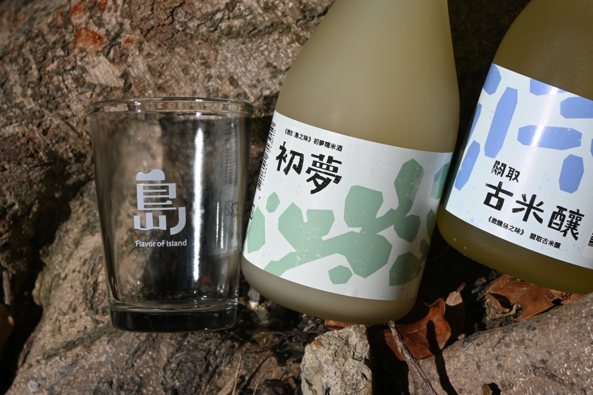 聚場文化與酒廠聯名推出兩款實體地酒。(聚場文化提供)