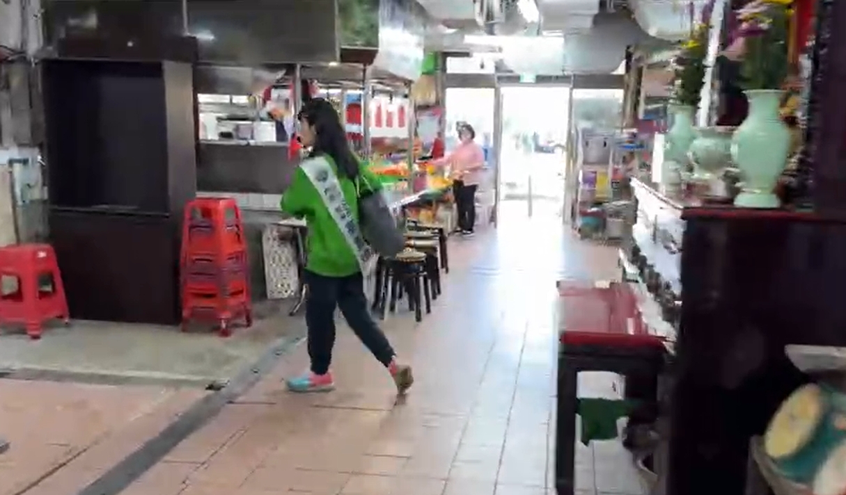 遇到人也在市場的李彥秀母親，高嘉瑜本想改變方向避開，李媽媽忍不下這口氣追了上來。（翻攝自高嘉瑜臉書）