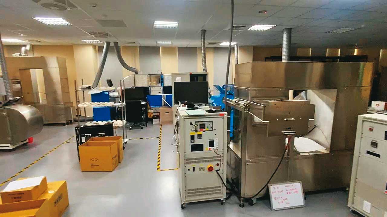 日本廠商事後前往基金會實驗室(圖)與檢驗人員及主管碰面「溝通」。(讀者提供)
