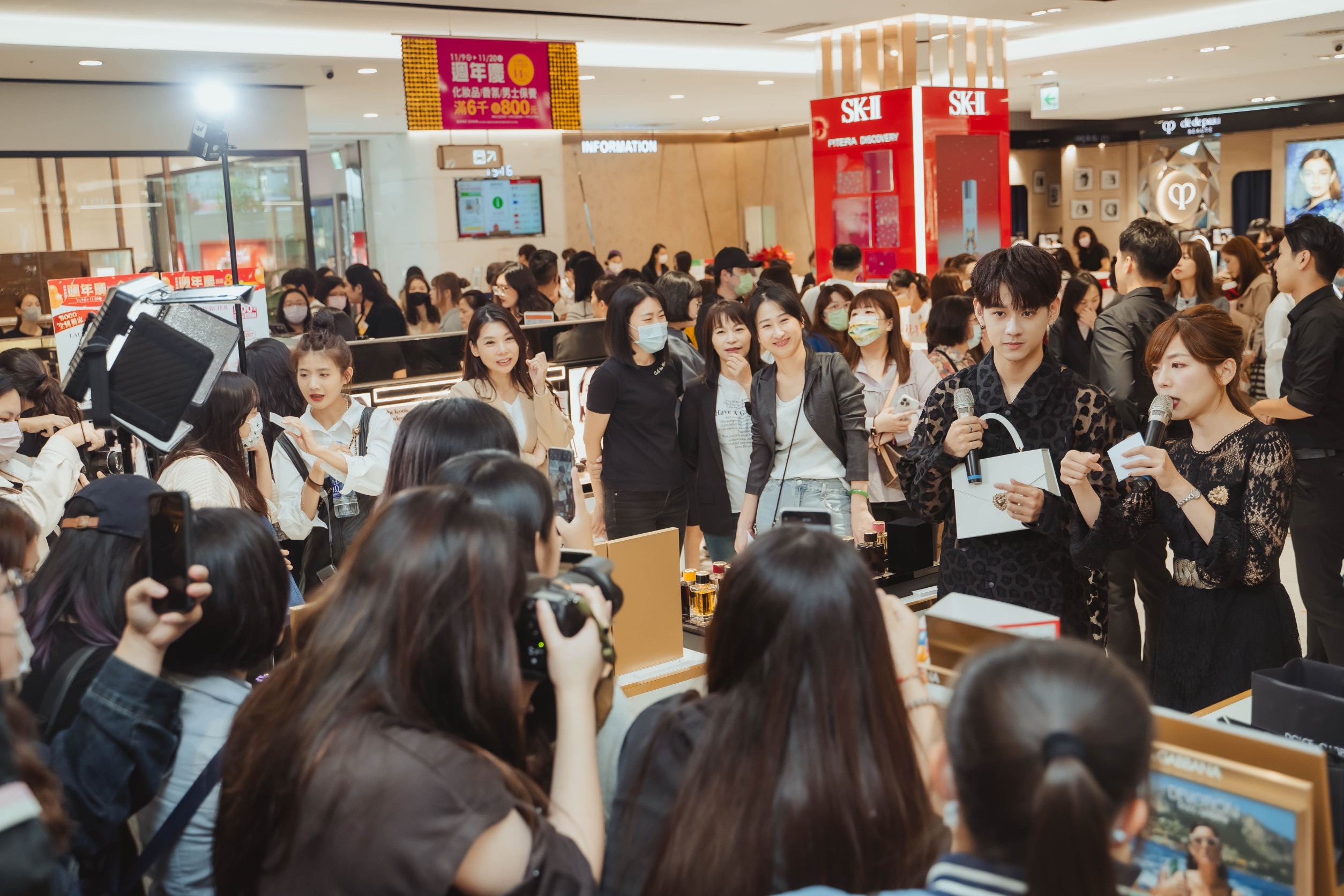 洪暐哲擔任D&G香水一日店長活動，現場人潮擠爆。（盧亞香水提供）
