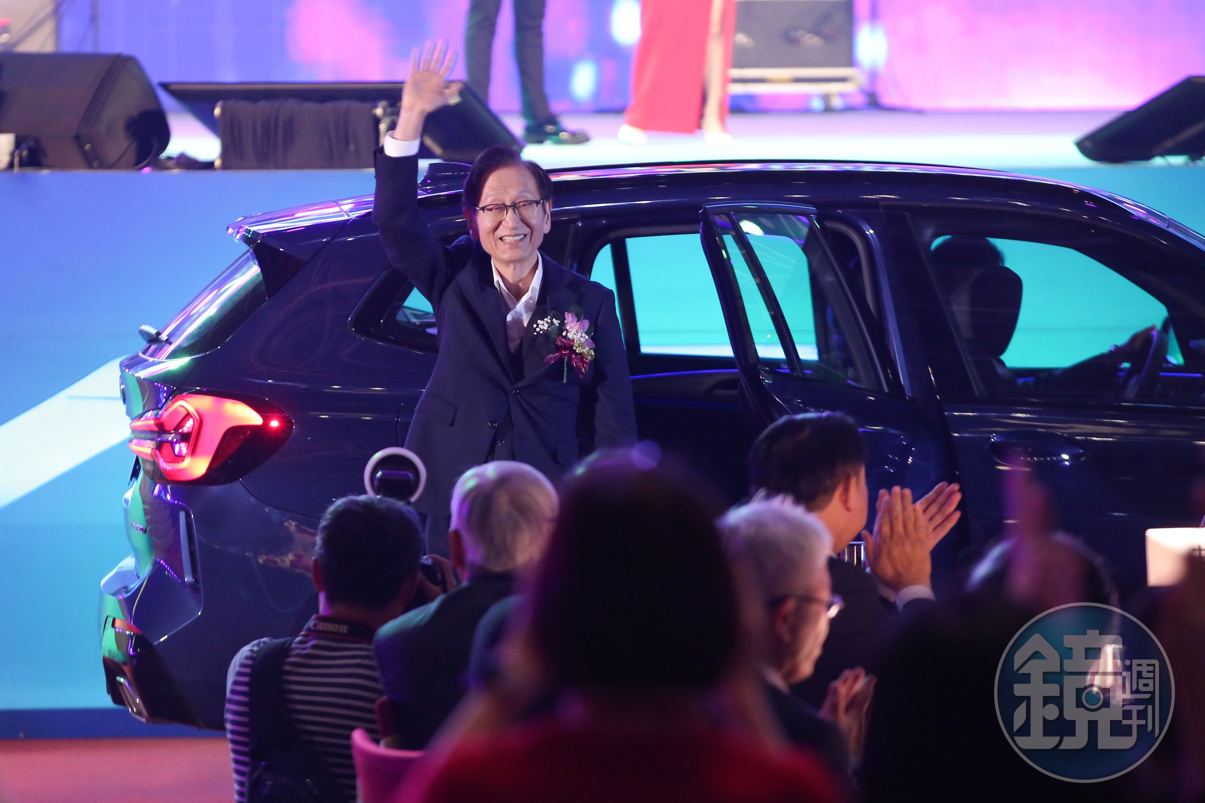 華碩今舉辦尾牙,董事長施崇棠開著BMW X3豪華運動休旅改款新車進場,宣布價值約270萬元的新車就是最大獎。