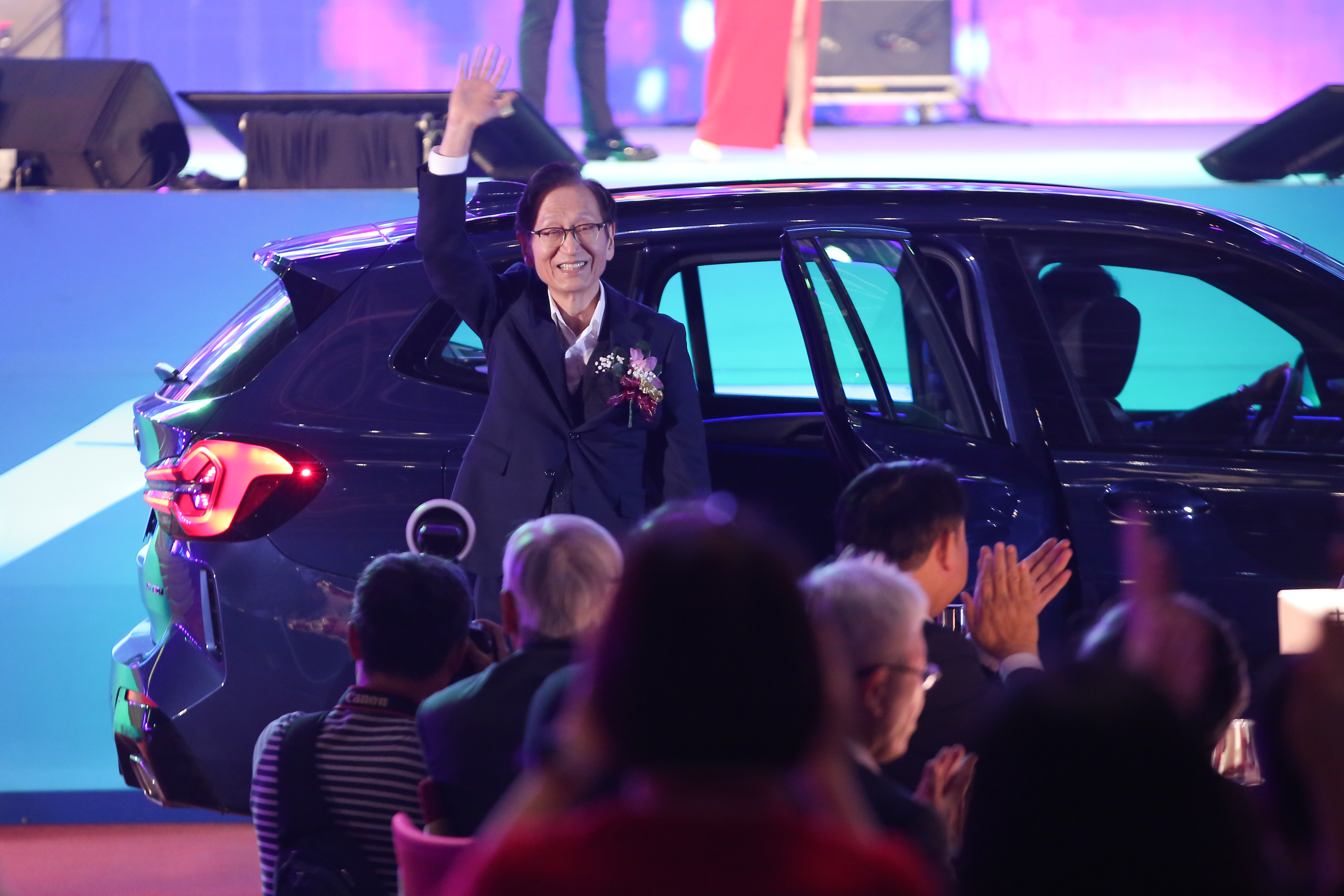 華碩今舉辦尾牙，董事長施崇棠開著BMW X3豪華運動休旅改款新車進場，宣布價值約270萬元的新車就是最大獎。