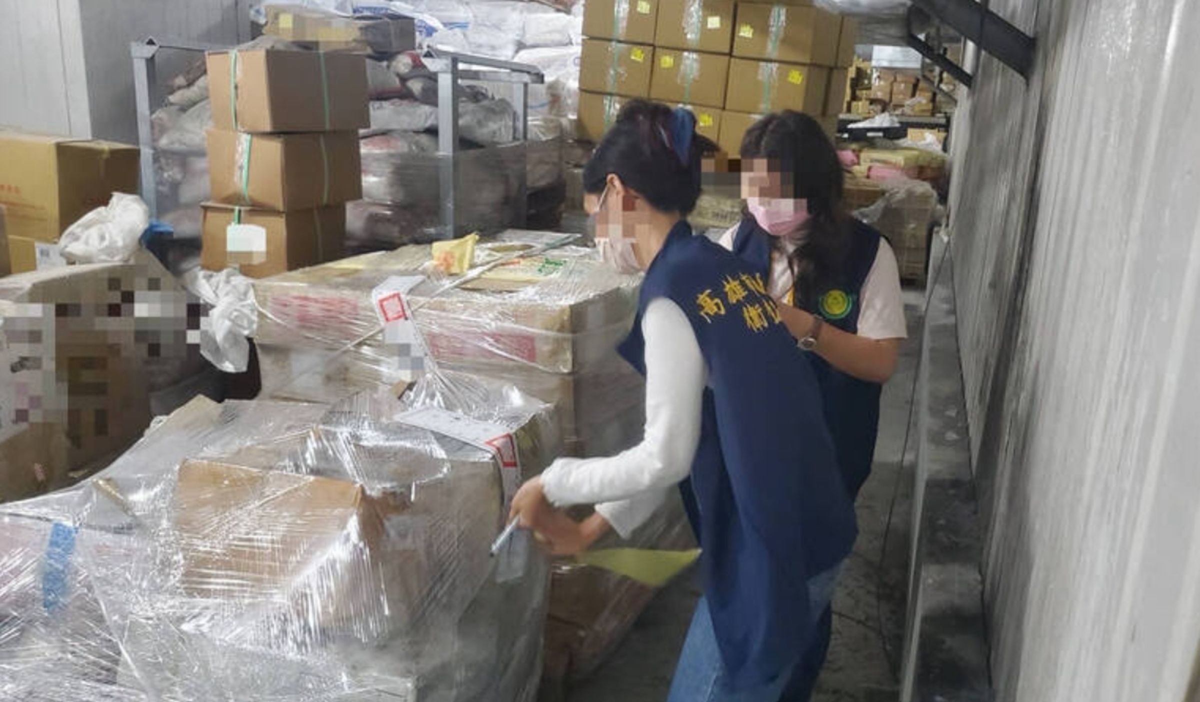 食藥署與地方衛生局人員針對食品輸入業者進行稽查。(食藥署提供)
