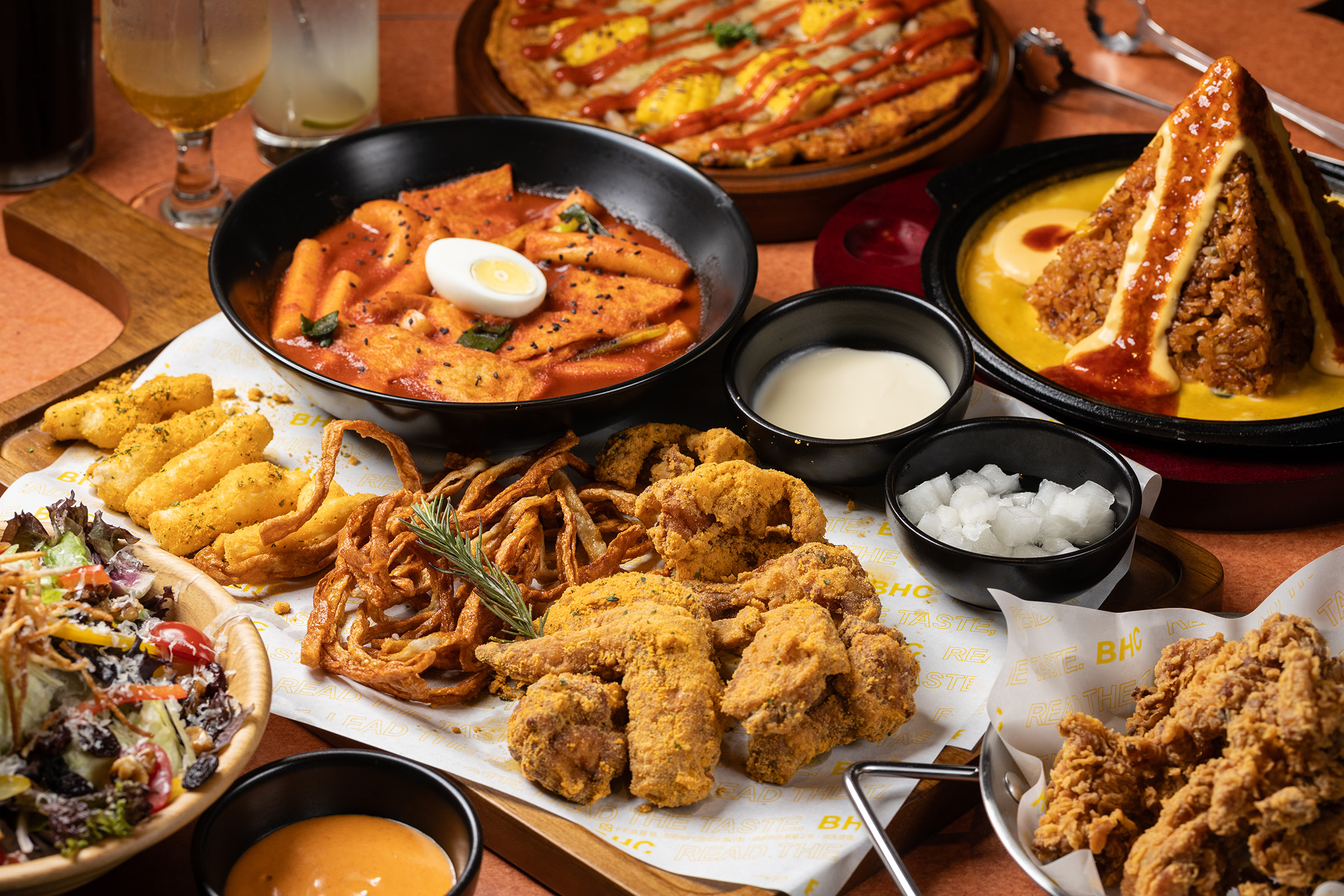 bhc炸雞信義ATT店推出的「四人歡聚派對餐」，集結去骨腿塊、韓食炸雞聚餐盤、雪花莓果沙拉、玉米起司辛奇煎餅、紅王醬芝士辛奇拌飯與4款飲品，視覺與飽足感直接拉滿。（1,999元／份）