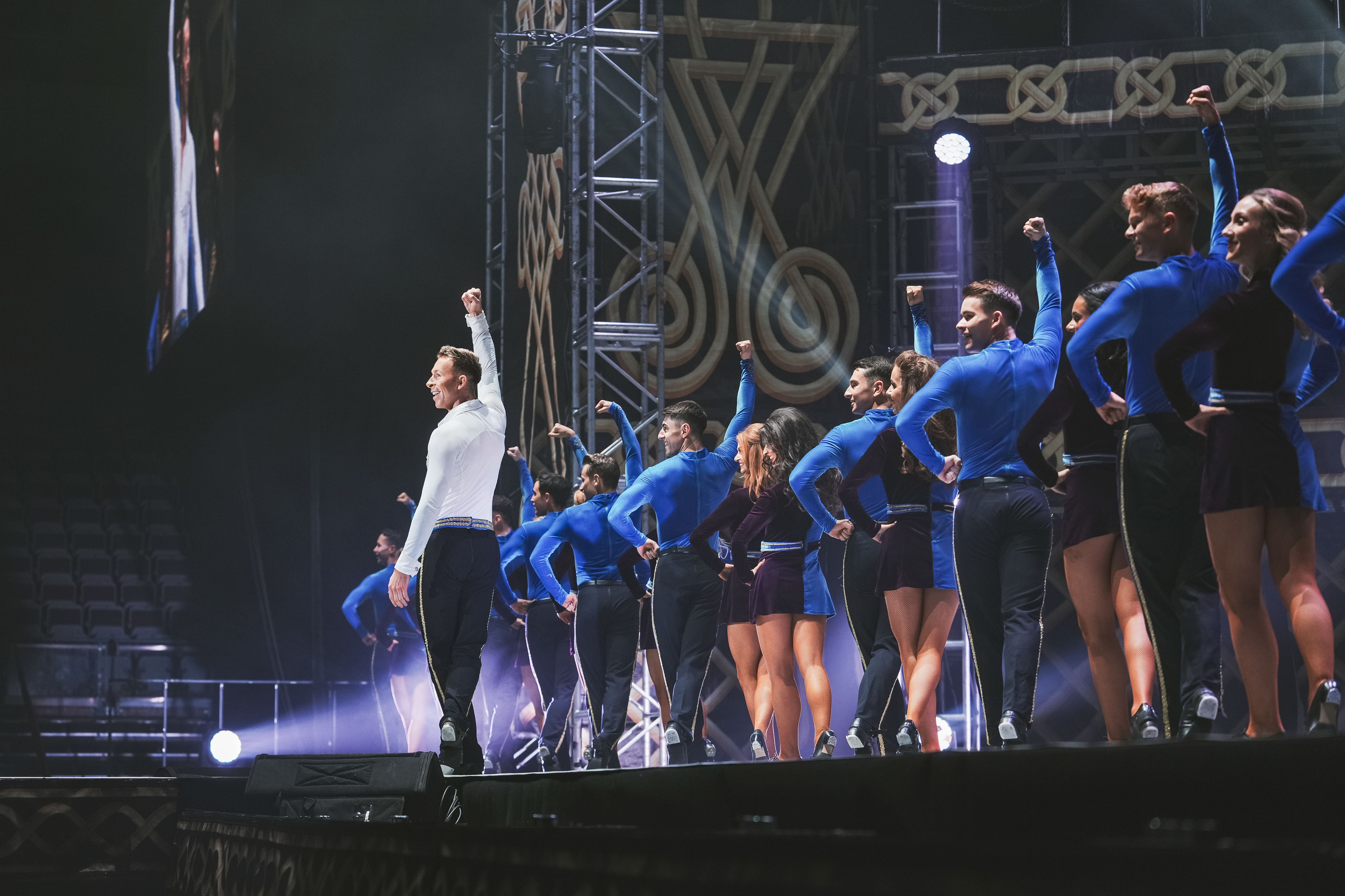 近百位世界級舞者齊聚《火焰之舞》舞台，氣勢如雷的踢踏群舞瞬間點燃台北小巨蛋。（寬宏藝術提供）