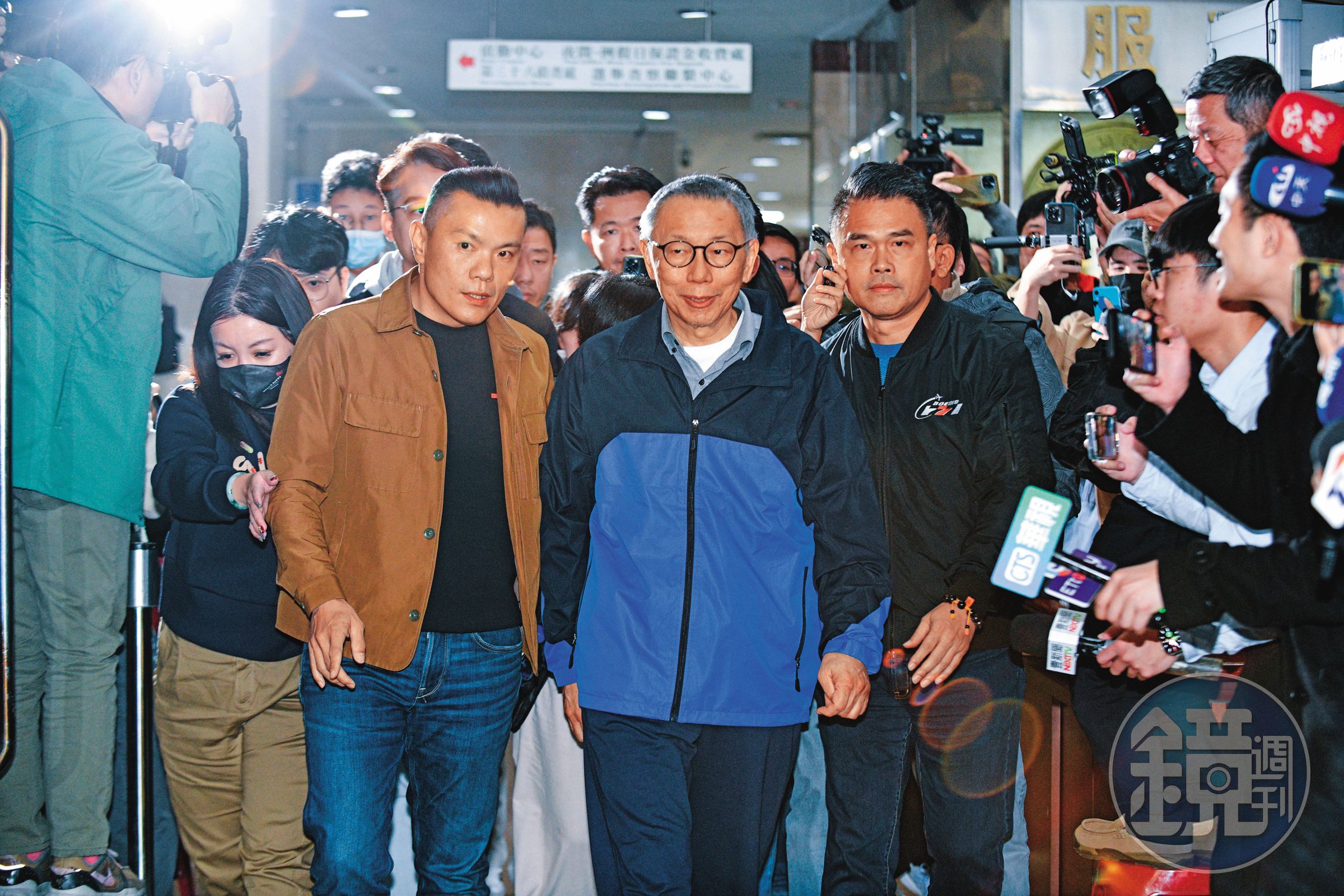 民眾黨主席柯文哲(中)近日正式遭起訴,由於身纏多案,後續恐面對長期的司法訴訟。