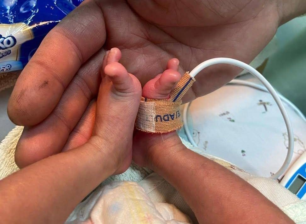 一名張姓女網友在臉書懇請今上午北上國道1號的朋友們，能禮讓救護車。（翻攝自「職業聯結車職業大貨車職業大客車拉拉隊運輸業照片影片資訊分享團」）