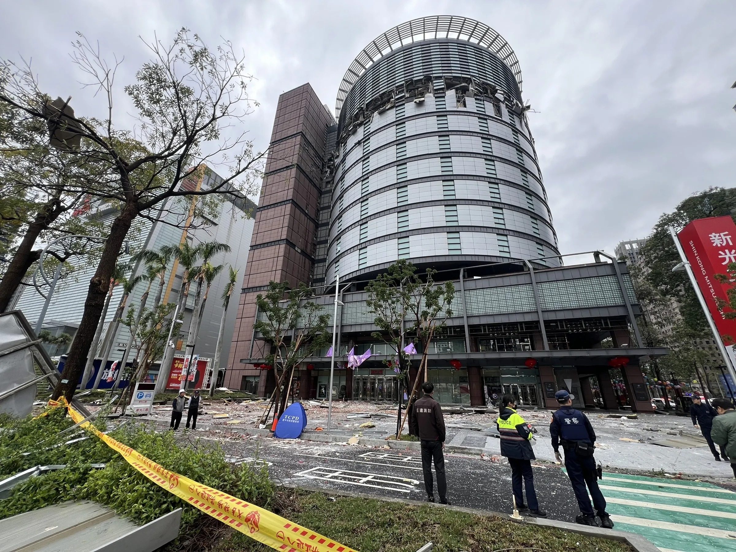 台中新光三越於13日發生嚴重氣爆事故。（民眾提供）