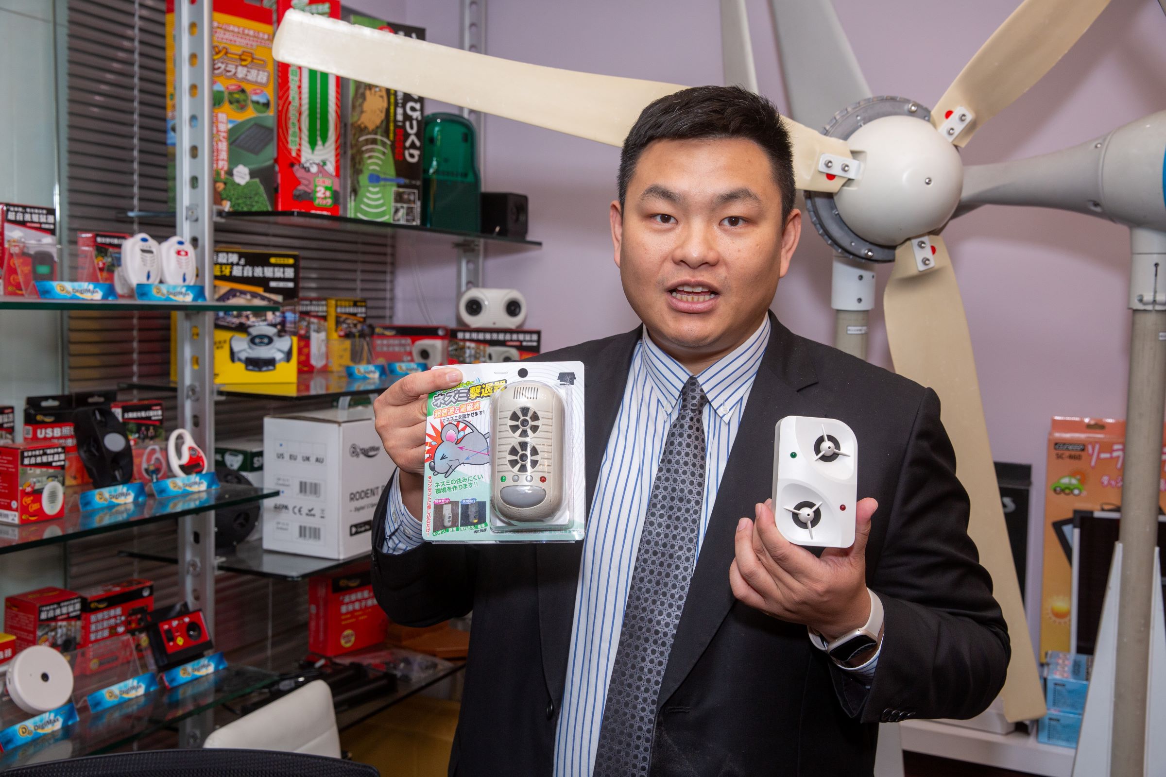 當初吳少暉他們家族事業是做桌上型電話系統，後來轉型，原話筒部門拆分出由他直接掌管的助聽器公司外，還研發出各種超音波驅鼠器、驅野生動物器。