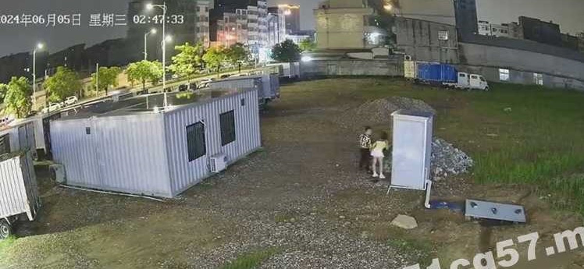 姿勢太激烈?情侶「四腳獸」愛到高潮,臨時廁所坍塌了。(翻自《吃瓜網》)