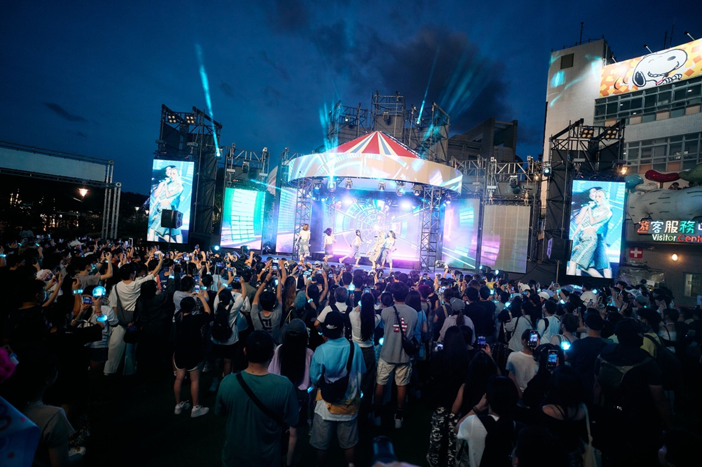 K-POP遊樂園派對現場擠滿小熊餅乾，粉絲尖叫應援聲不斷，氣氛High翻台北兒童新樂園。（天空娛樂提供）