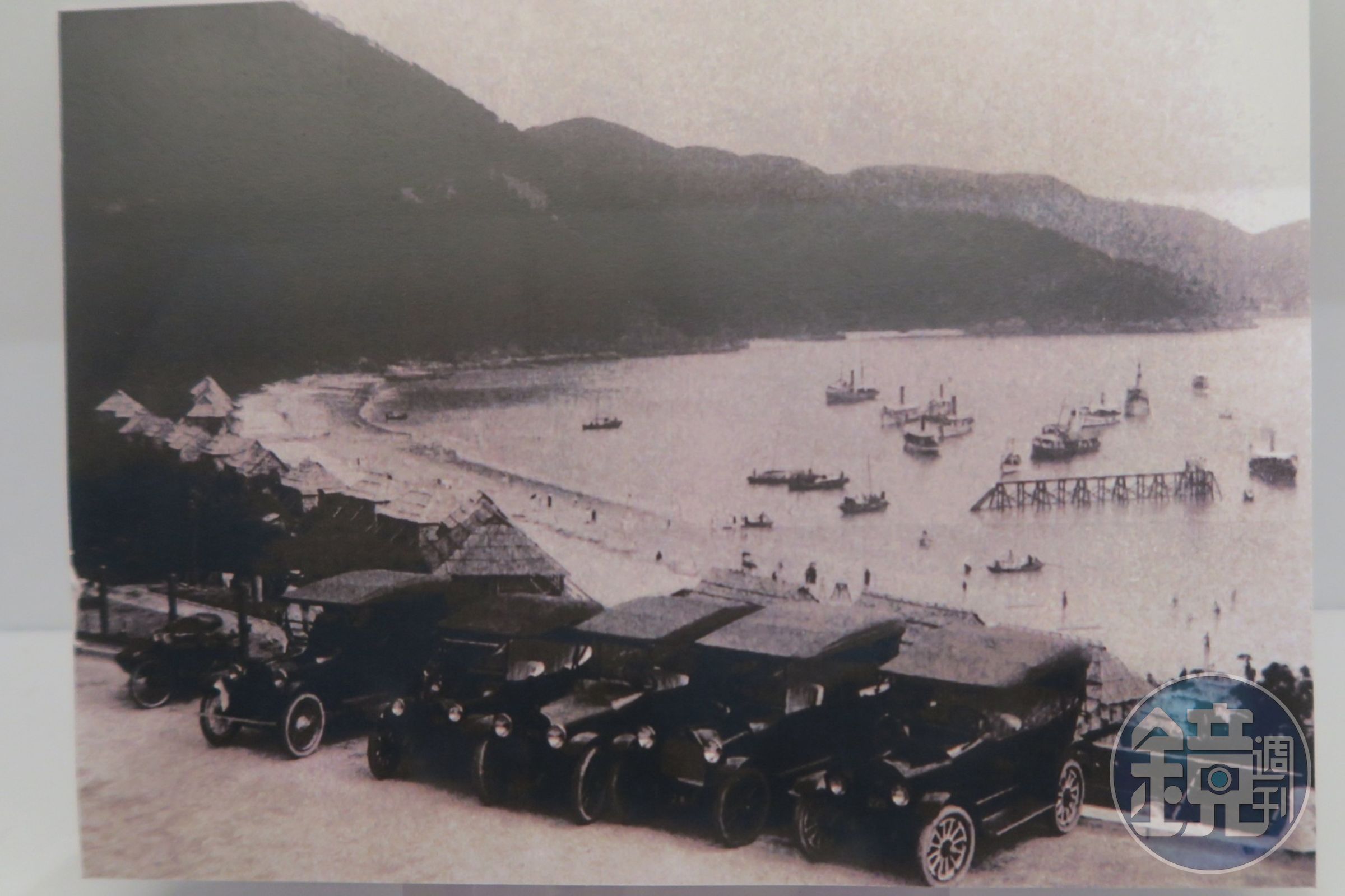 緊鄰海灣的酒店前常停滿轎車。