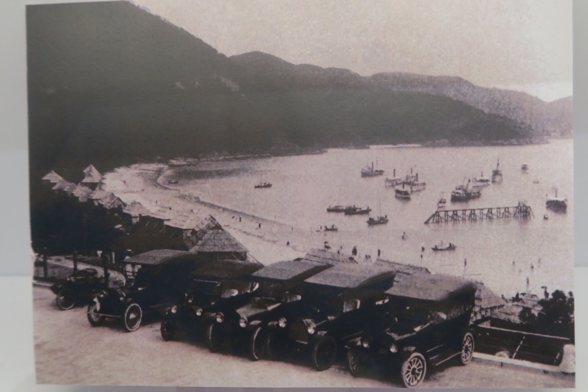 緊鄰海灣的酒店前常停滿轎車。