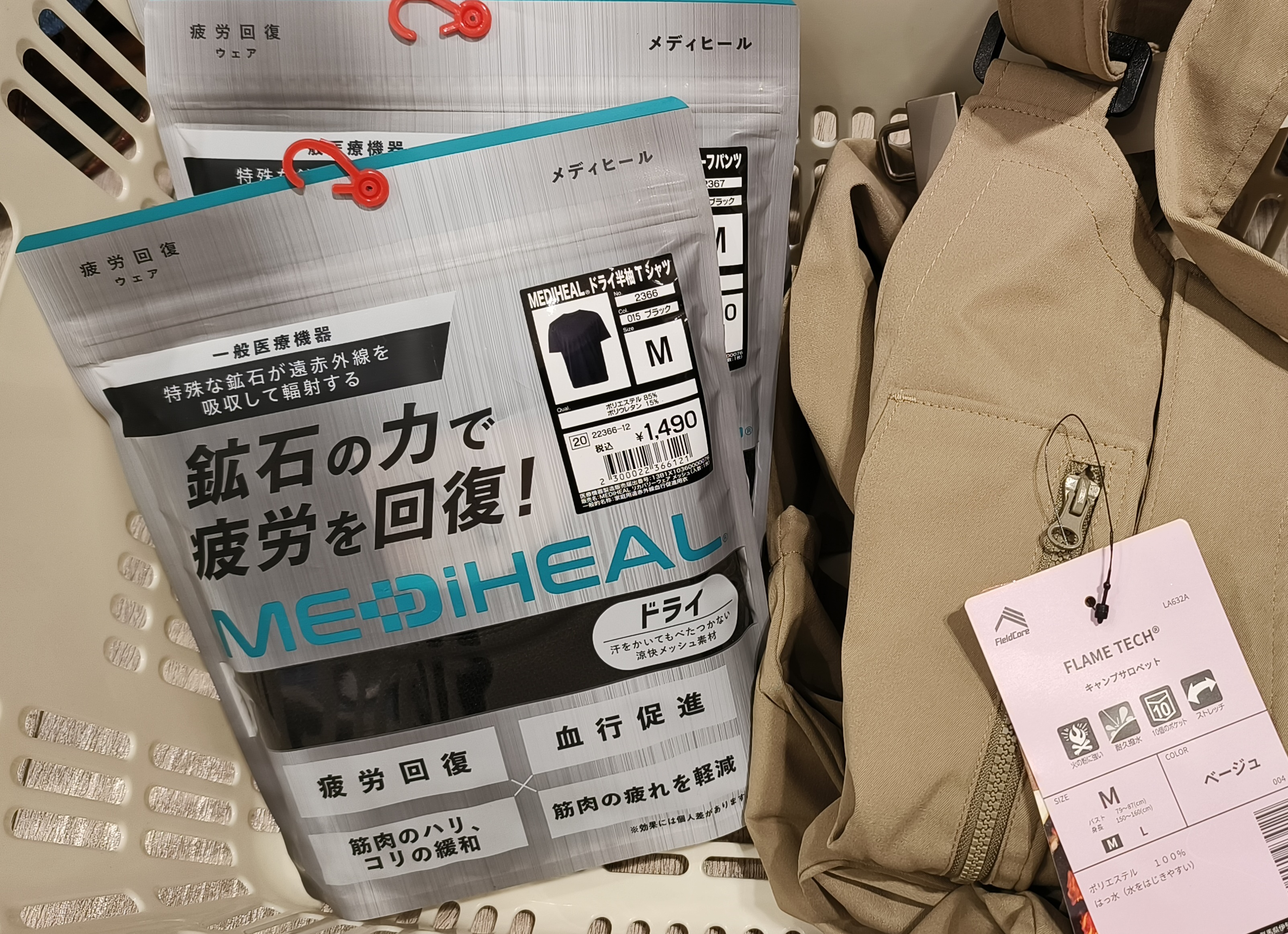 日本機能性服飾「疲勞恢復衣」(左)大行其道,成了不少台灣遊客赴日的必買清單。