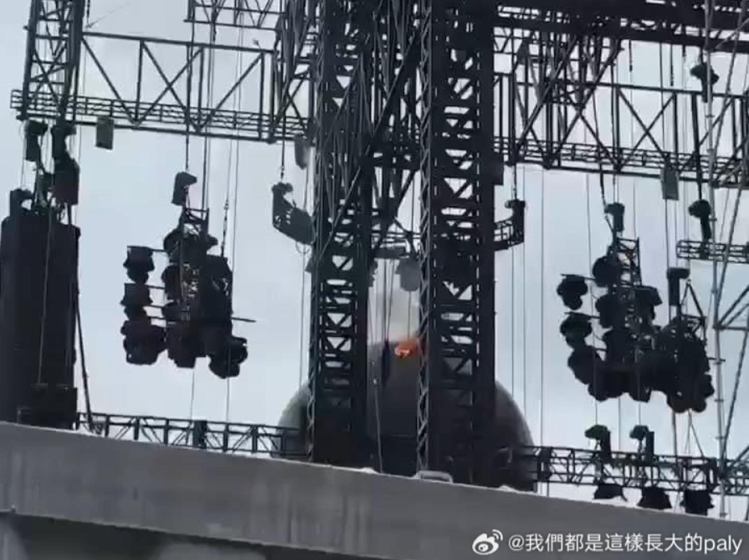 五月天昨晚起在香港舉辦演唱會,今日上午舞台上方起火,官方宣布今晚的演出延期。(翻攝照片)